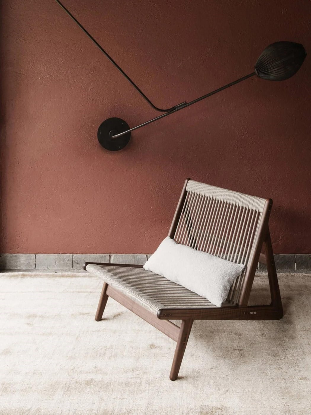 MR01 Initial Lounge Koltuğu, El Yapımı Ceviz Ağacı ve Minderli
