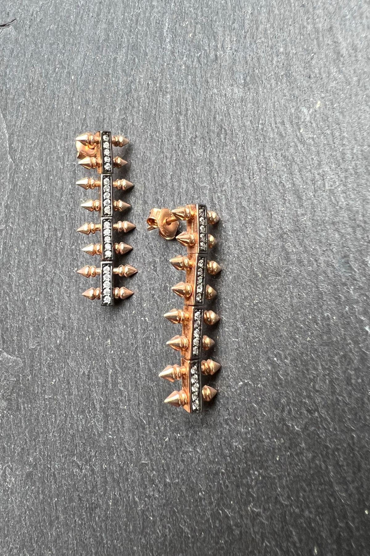 Çivili Sallantılı Gümüş Küpe By-6255