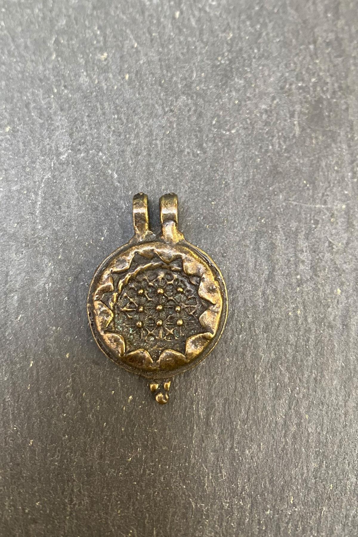 Desenli Yuvarlak Bronz Kolye Ucu By-6228