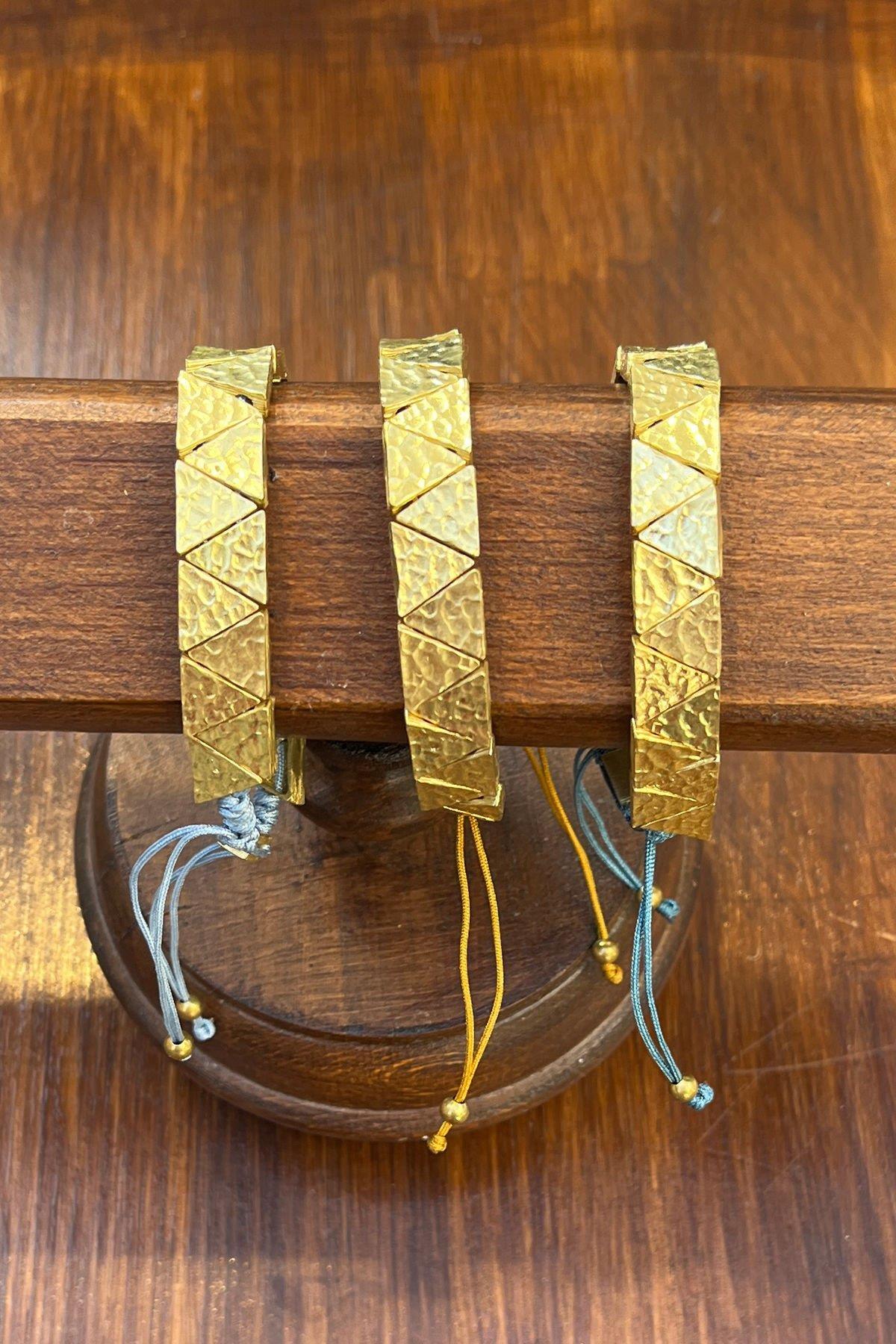 Dövmeli Üçgen Model Bronz Bileklik By-8076
