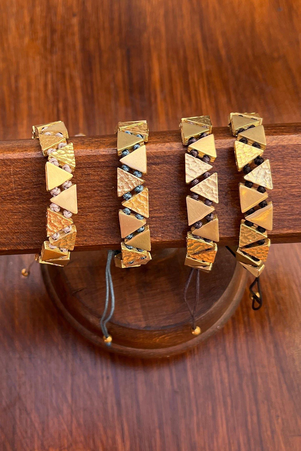 Düz Ve Dövmeli Düğümlü Üçgen Model Bronz Bileklik By-8073