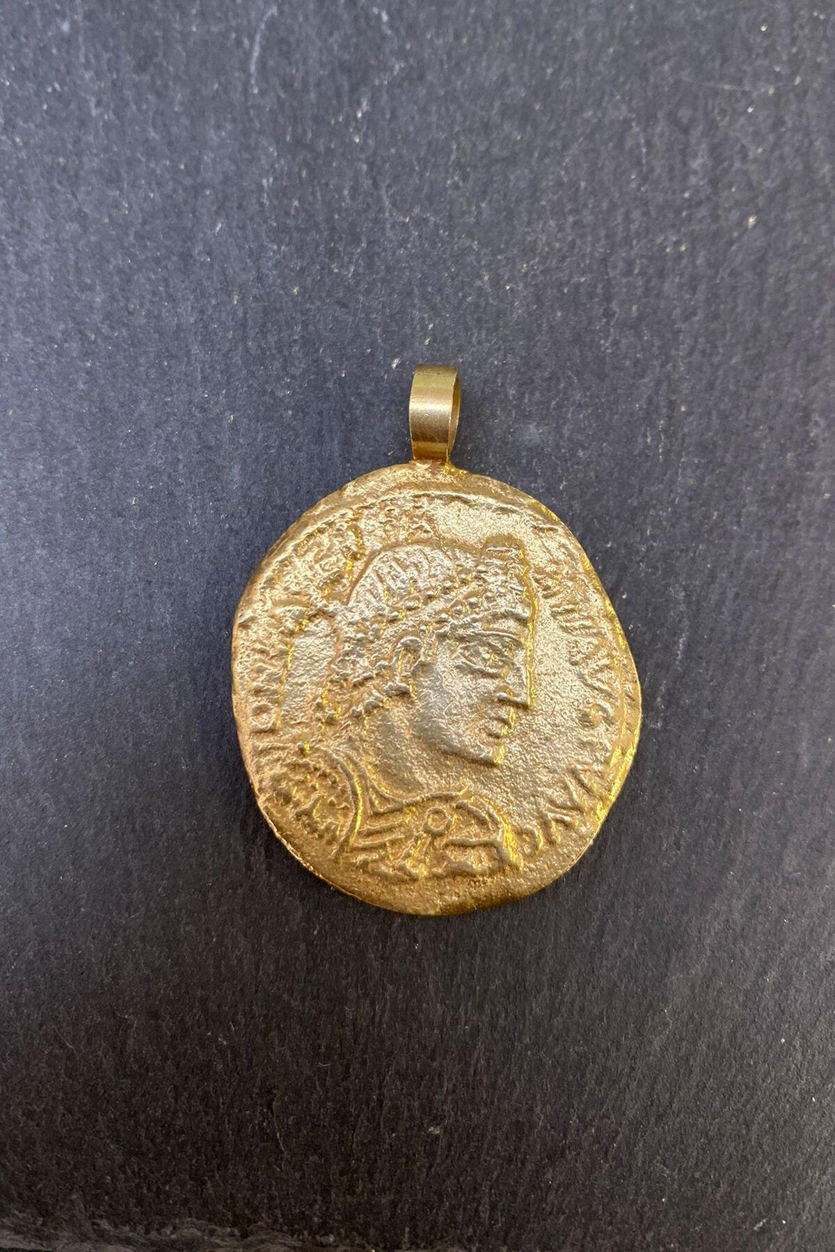 Kadın Figürlü Yuvarlak Bronz Kolye Ucu By-6234