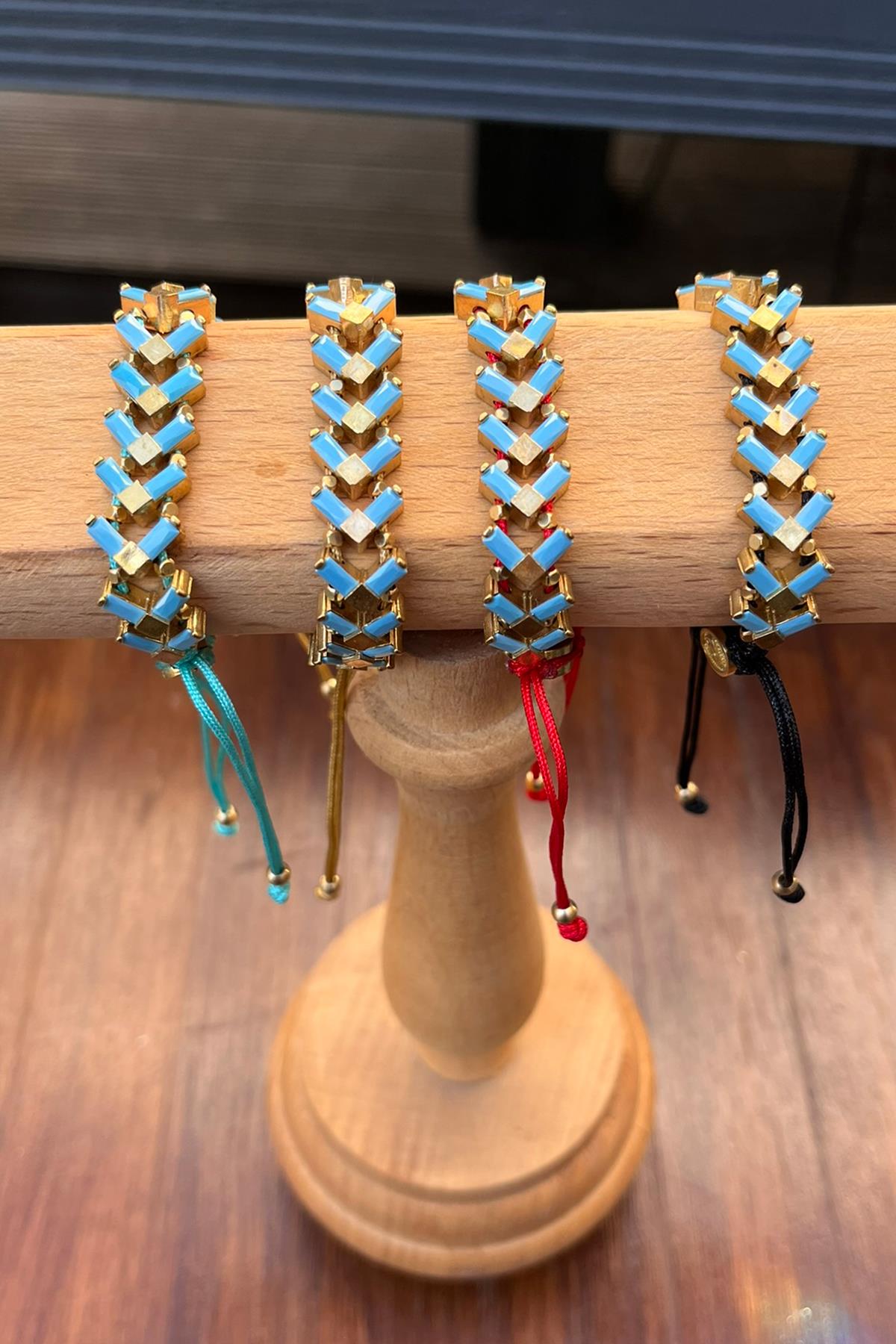 Mavi Baget Taşlı Üçgen Model Bronz Bileklik By-9020