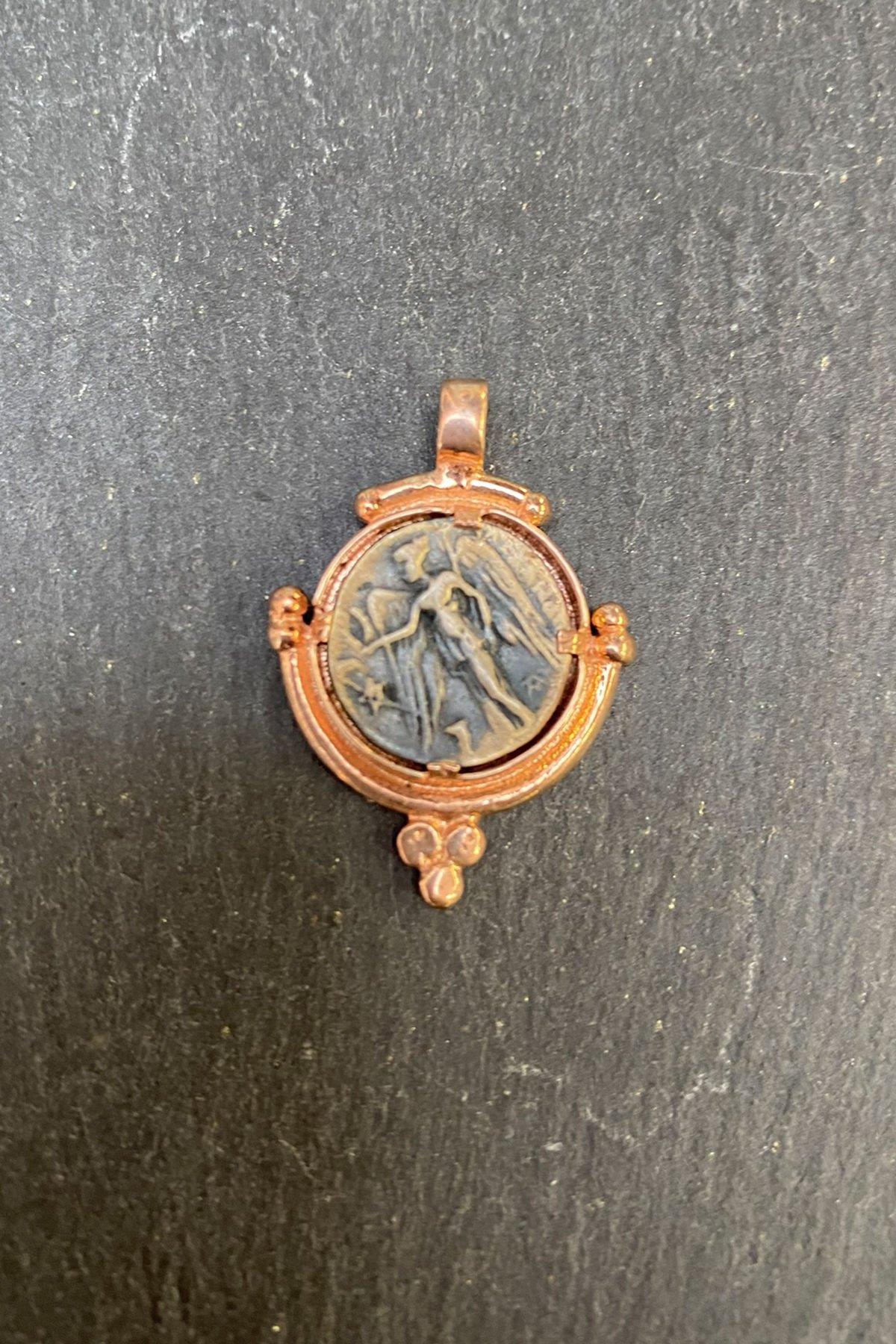 Melek Desenli Yuvarlak Bronz Kolye Ucu By-6229