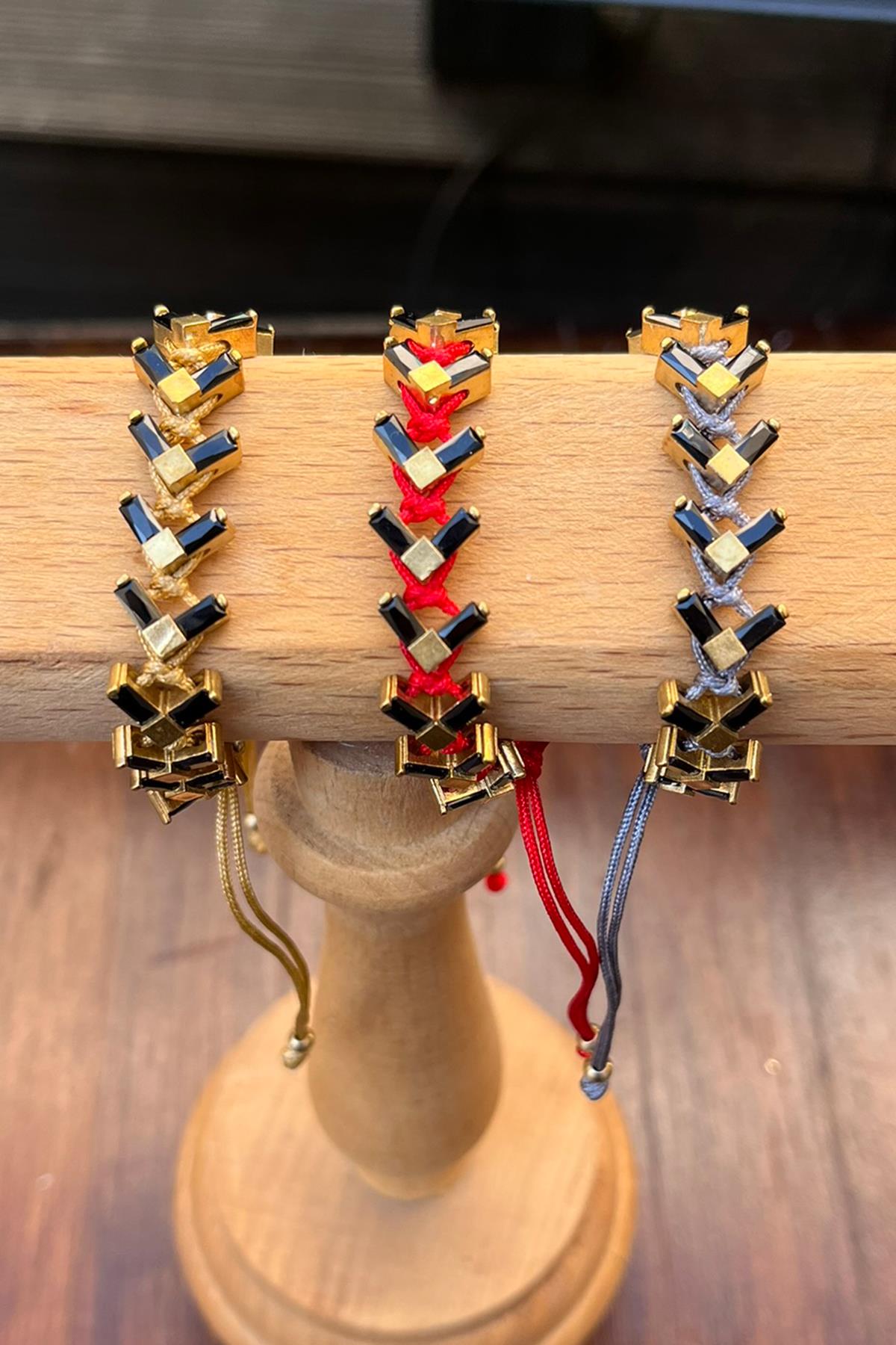 Siyah Baget Taşlı Üçgen Model Bronz Bileklik By-9024