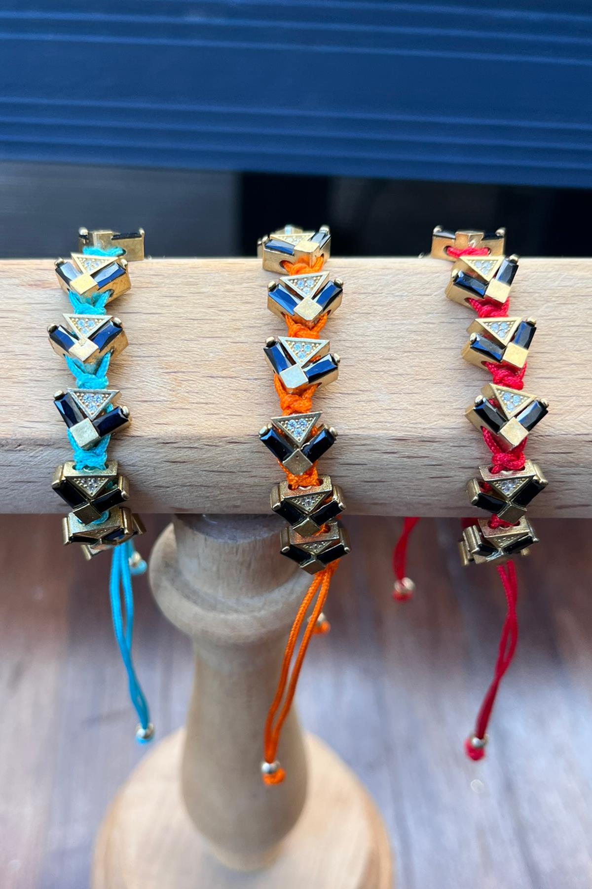 Siyah Baget Taşlı Üçgen Model Bronz Bileklik By-9023