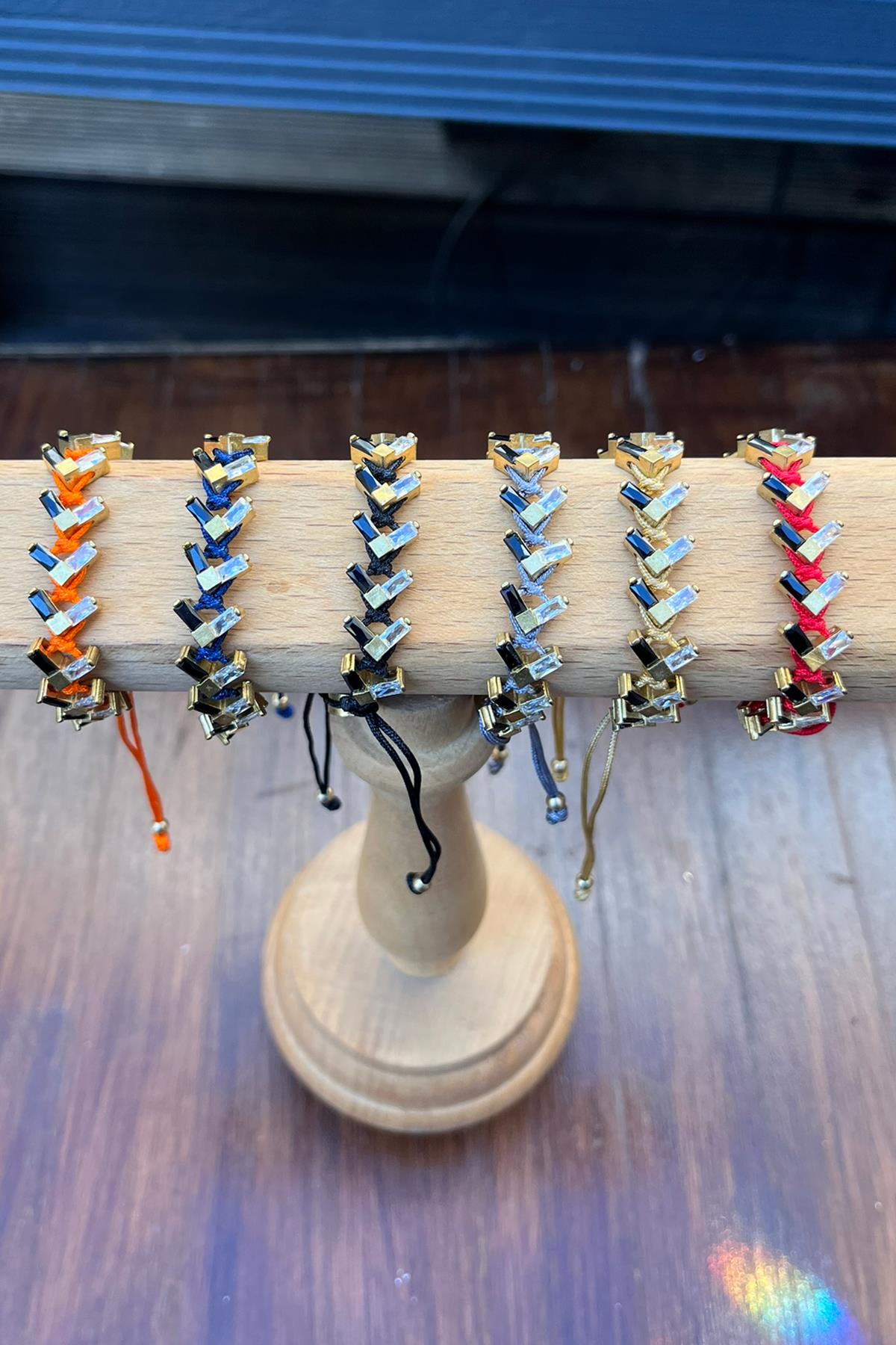 Siyah Beyaz Baget Taşlı Üçgen Model Bronz Bileklik By-9025