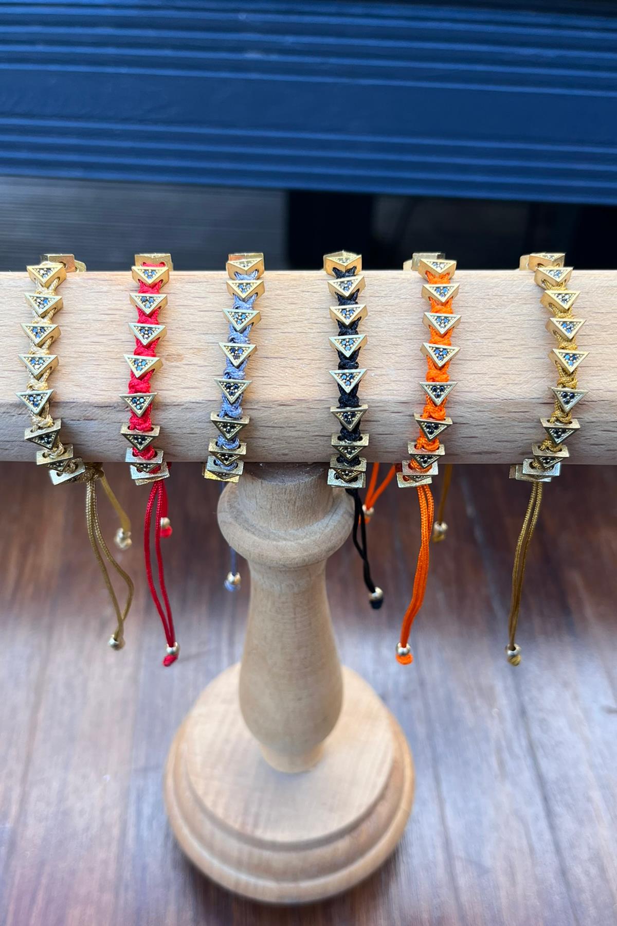 Siyah Taşlı Üçgen Model Bronz Bileklik By-9027