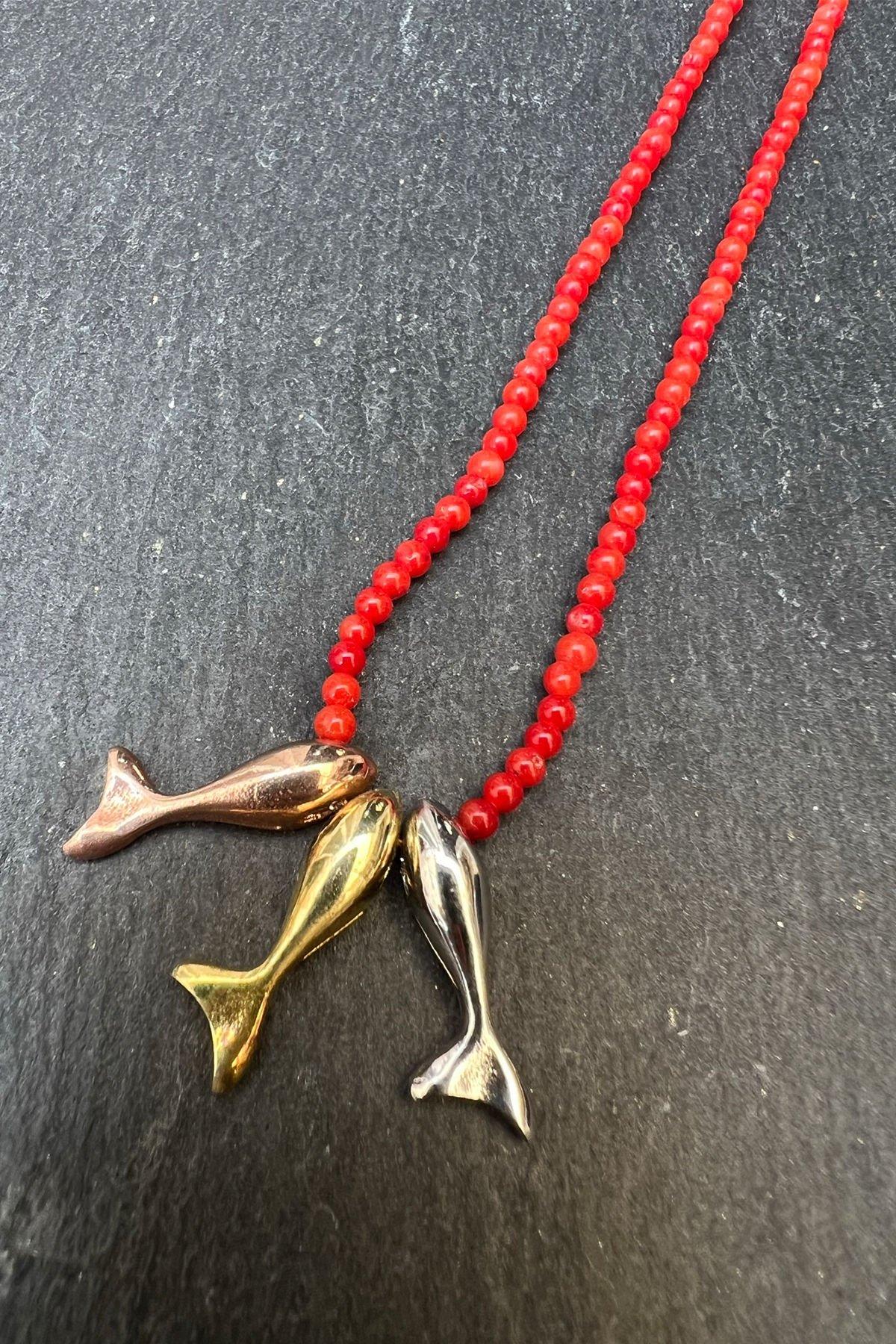 Üçlü Yunus Desenli Kırmızı Boncuklu Gümüş Kolye By-6360