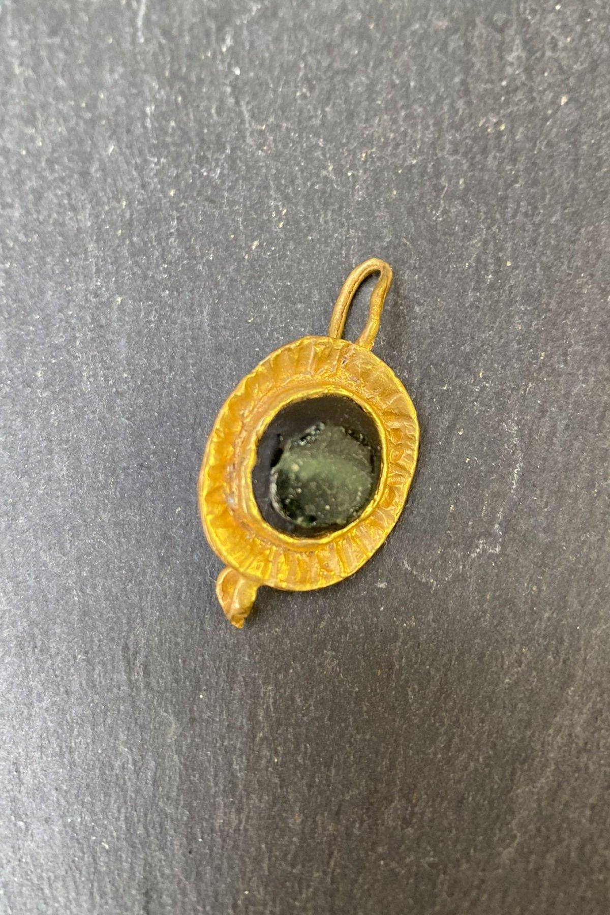 Yuvarlak Taşlı Bronz Kolye Ucu By-6227