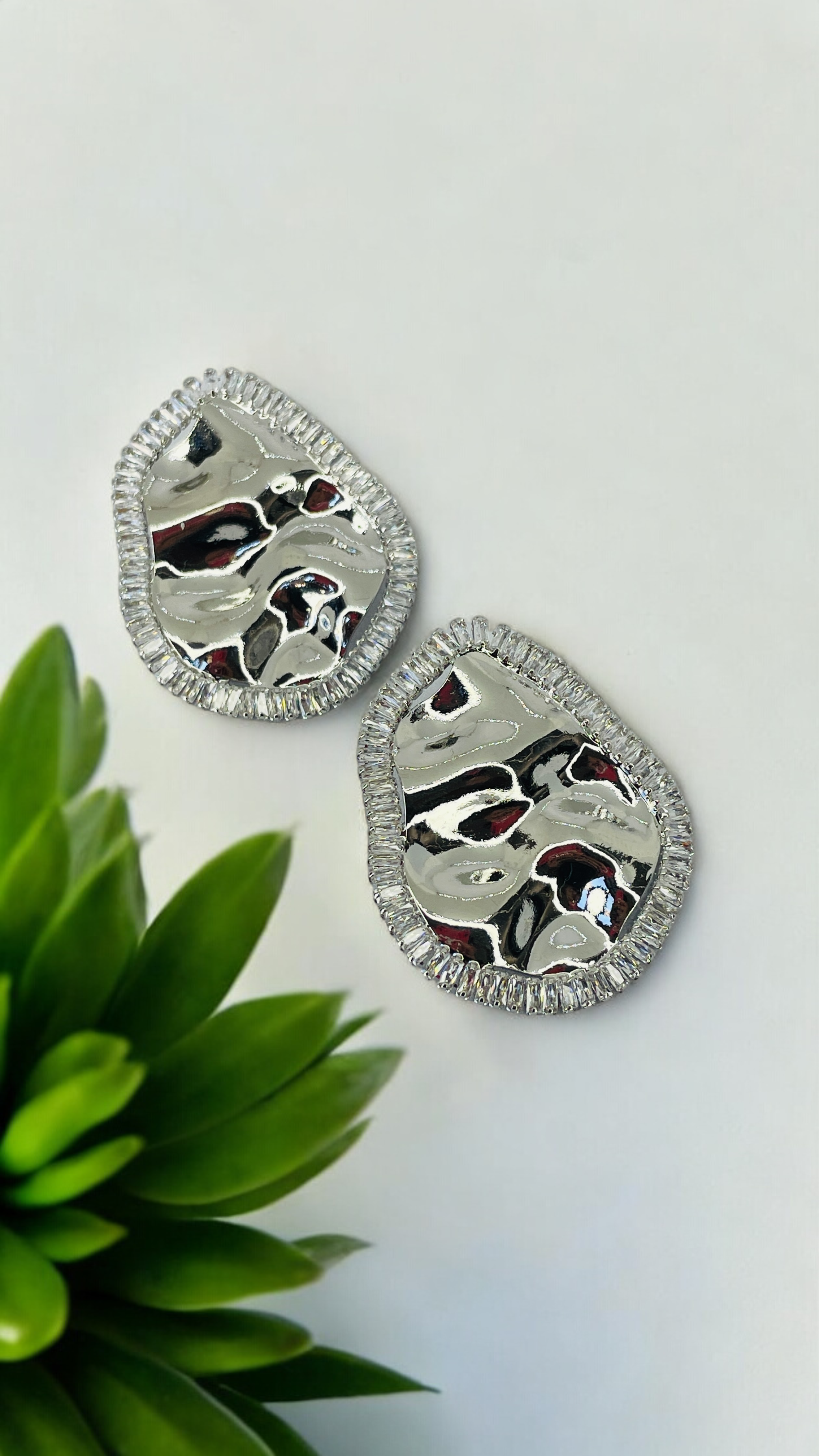 Amorf Kenarları Baget Taşlı Küpe