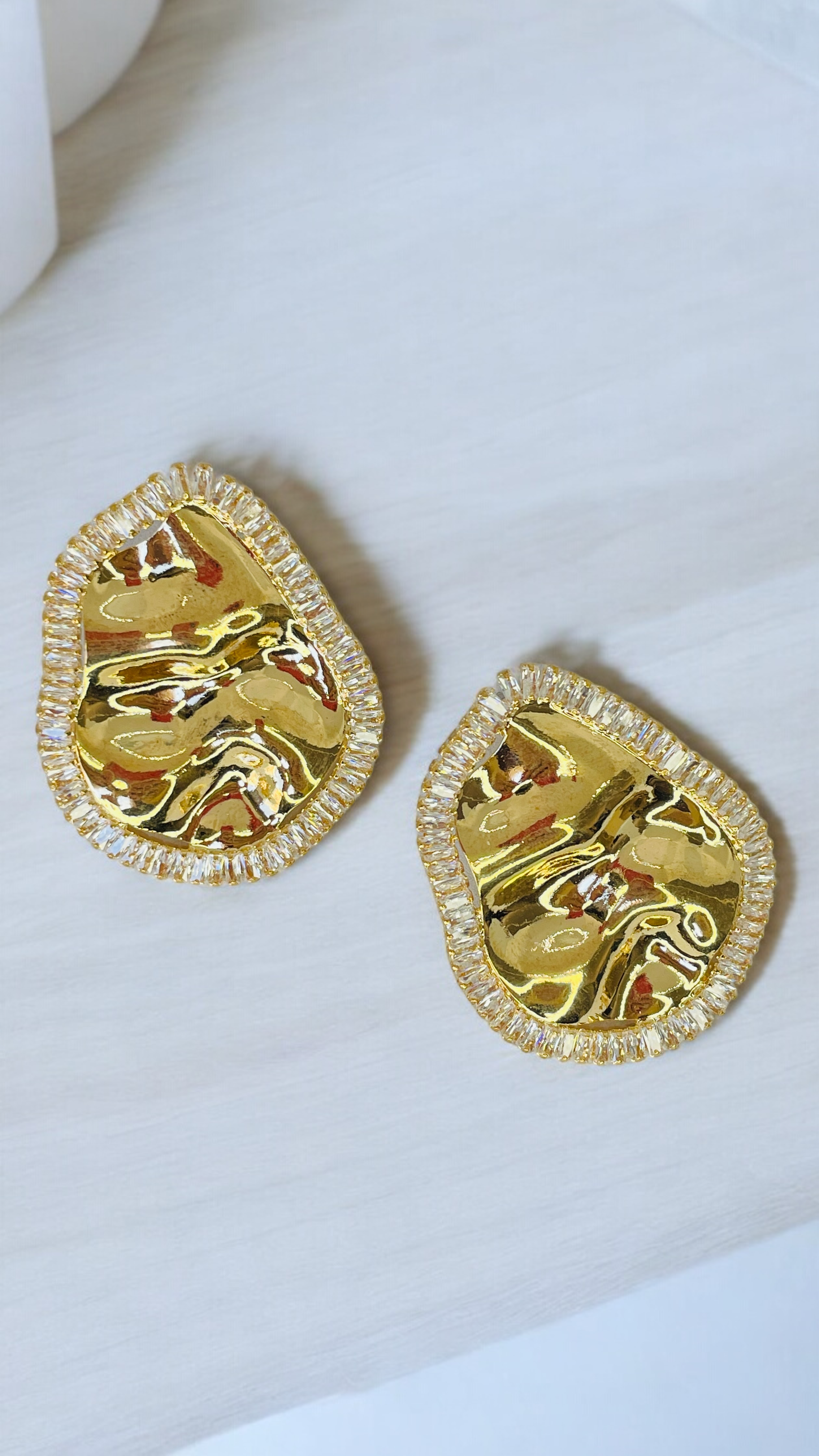 Amorf Kenarları Baget Taşlı Küpe