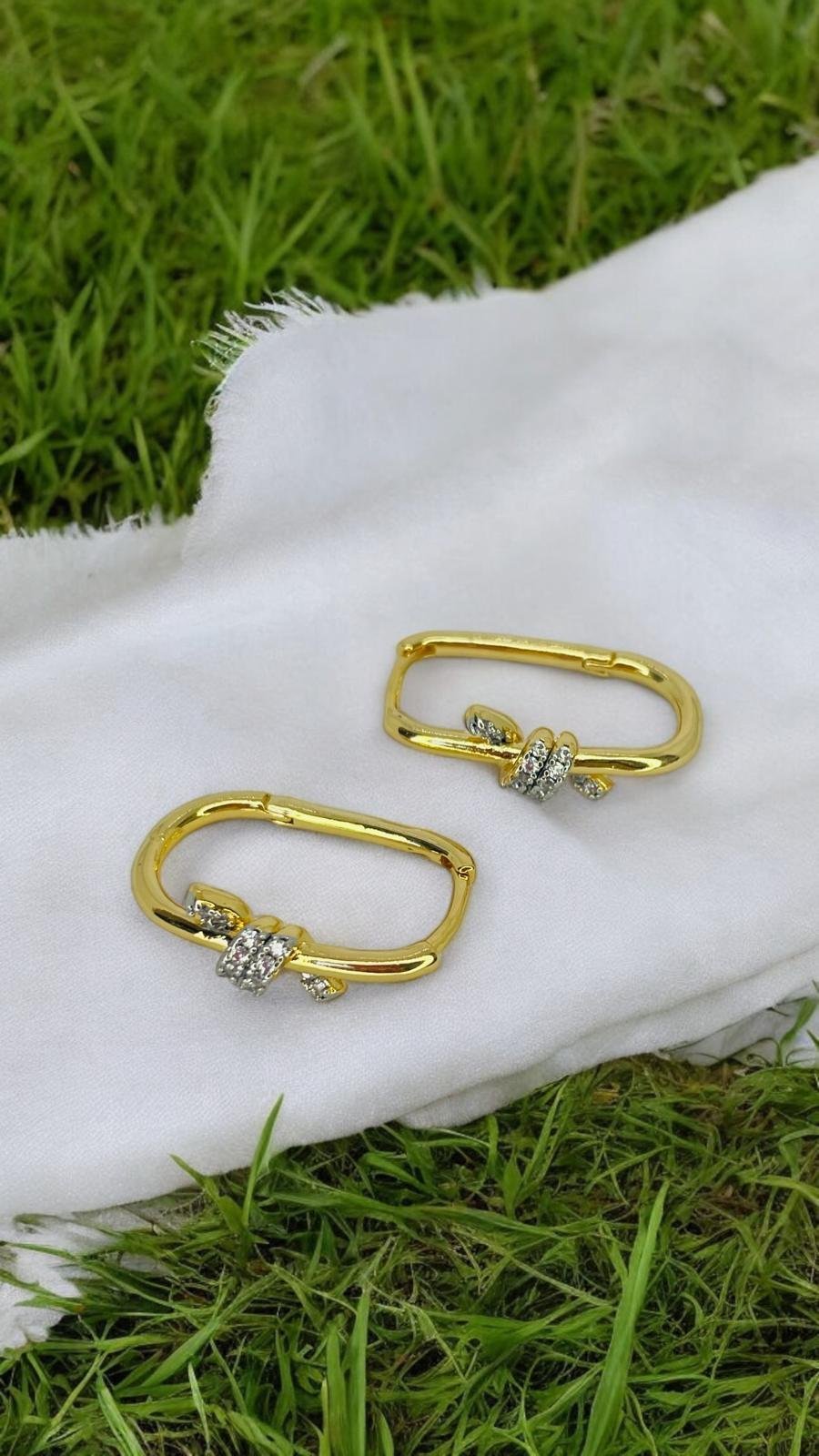 Burgu Detaylı Gold Büyük Boy Küpe