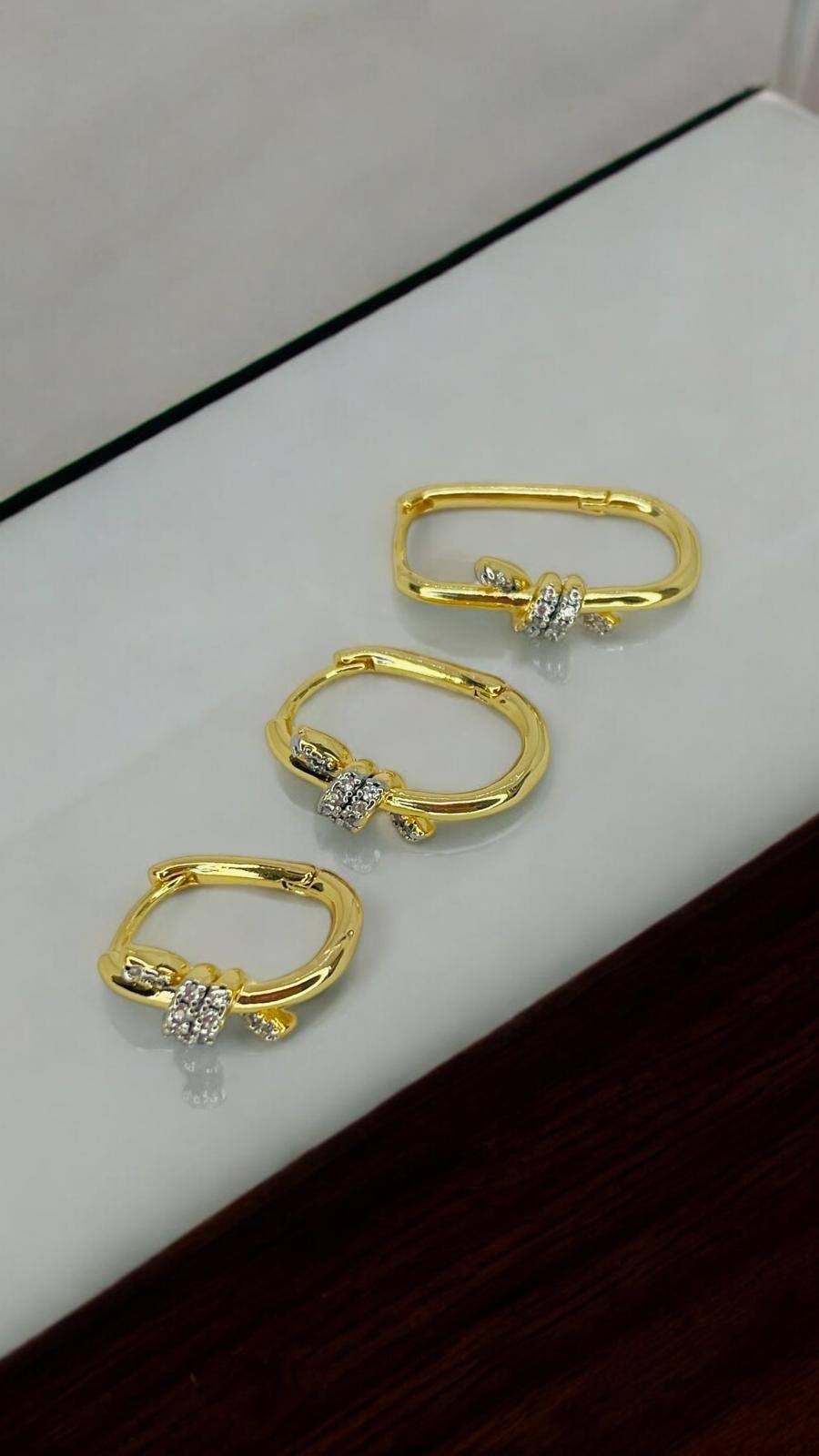 Burgu Detaylı Gold Orta Boy Küpe