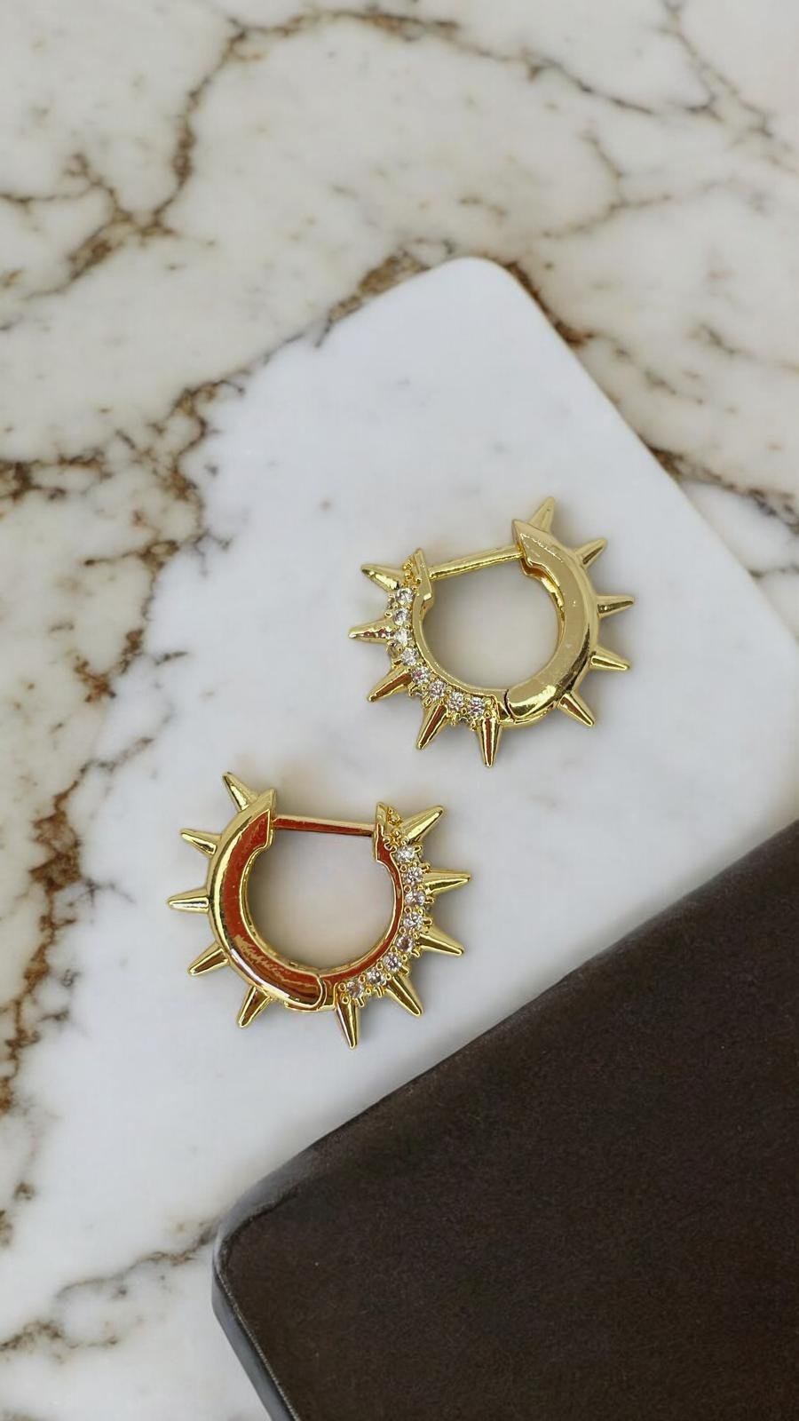 Çivi Detaylı Gold Halka Küpe