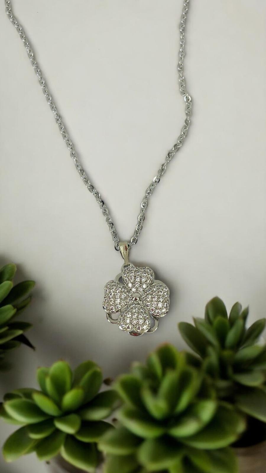 Dönen Yonca Uçlo Kolye