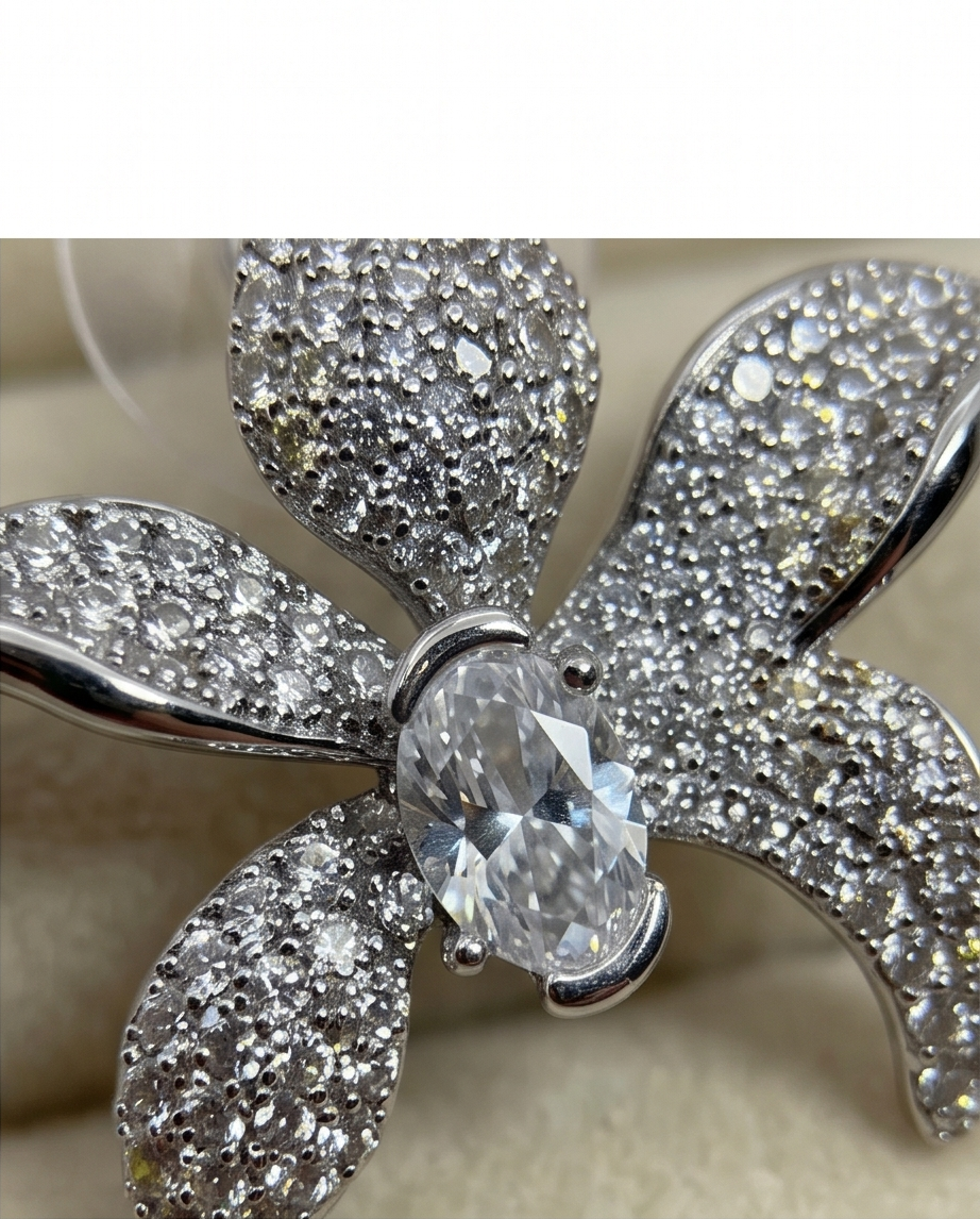 Full Taşlı Silver Renk Çiçek Küpe