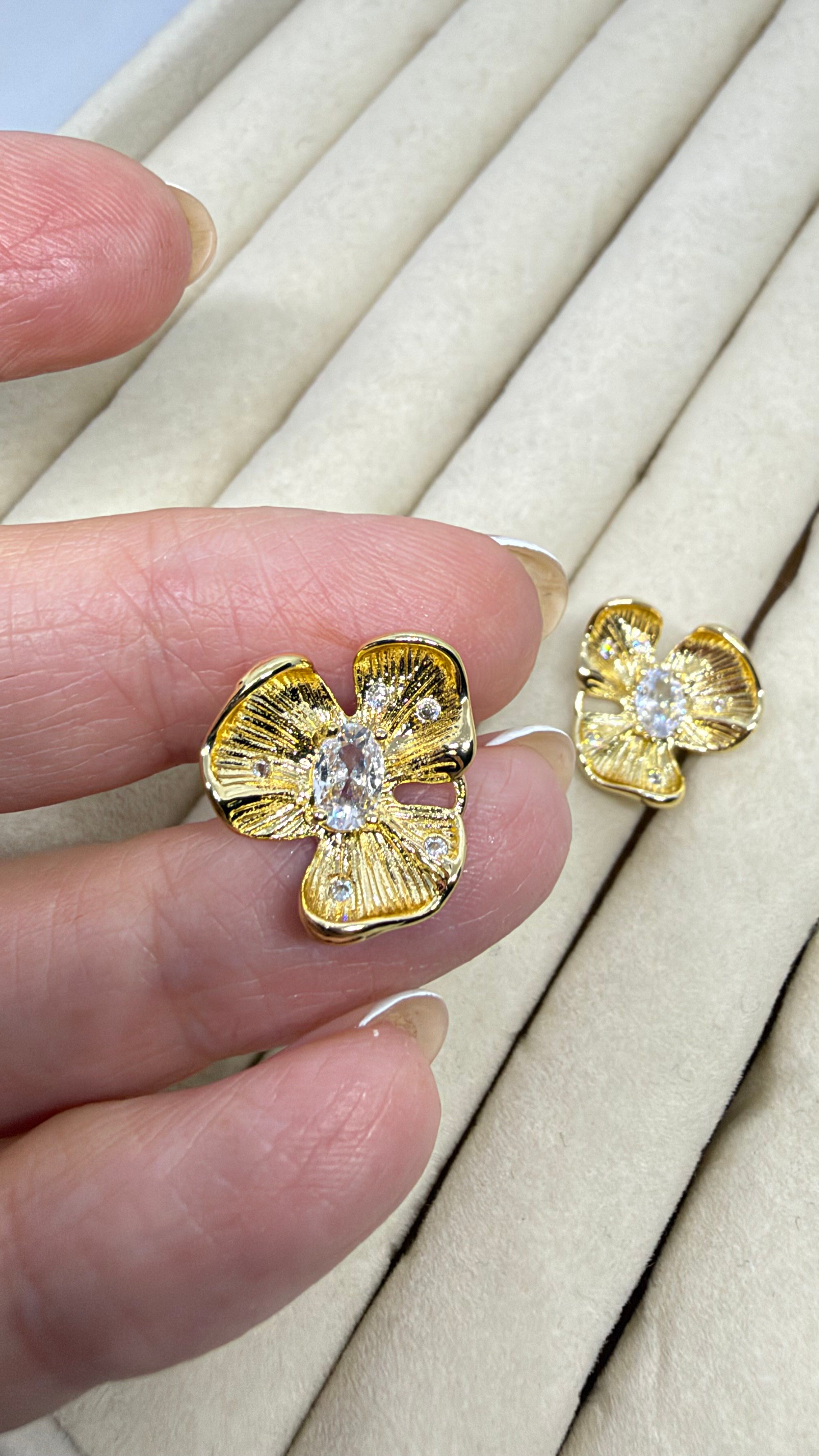 Gold Çiçek Küpe