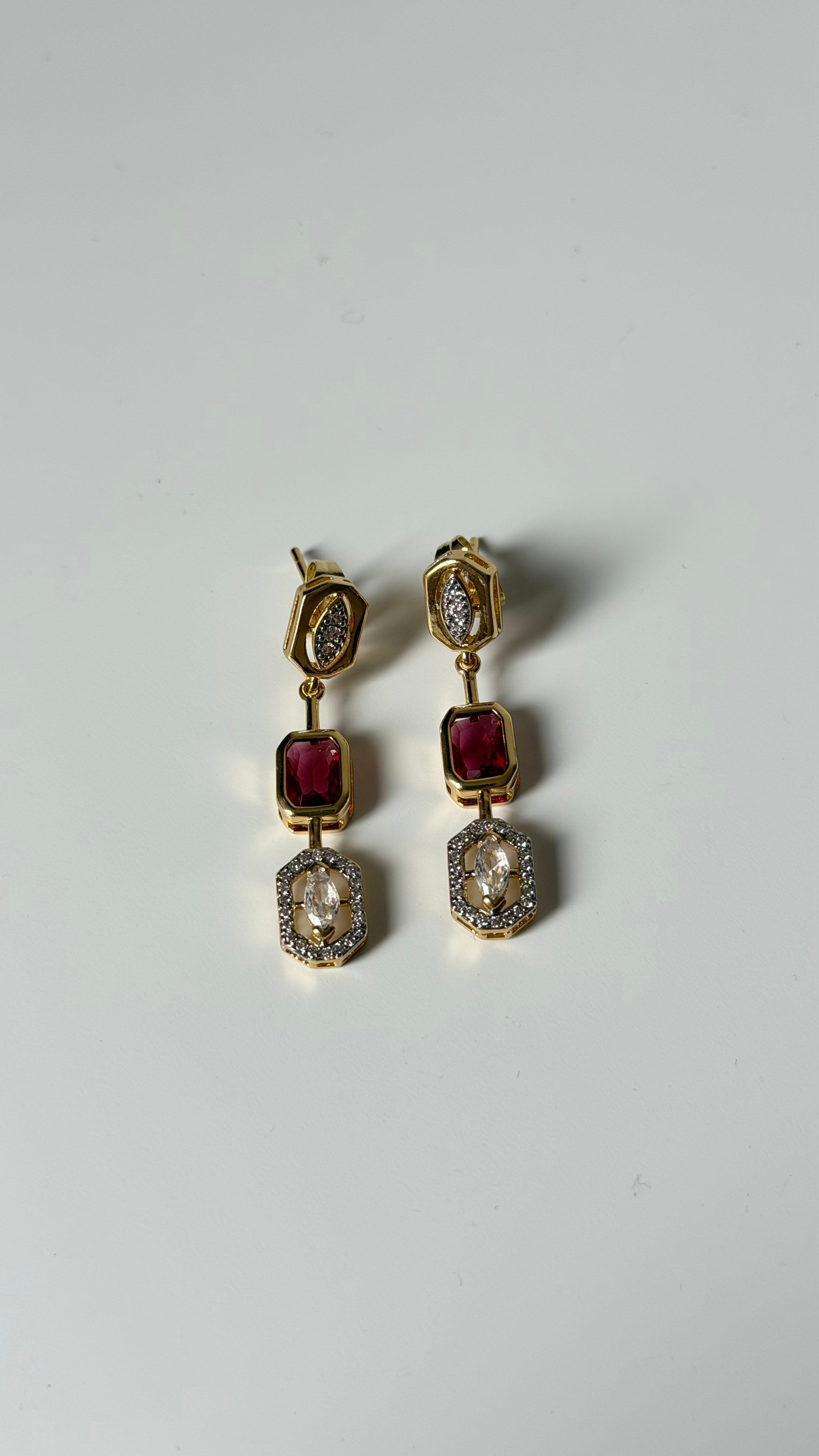 Gold Renk Pembe Taşlı Sallantılı Küpe