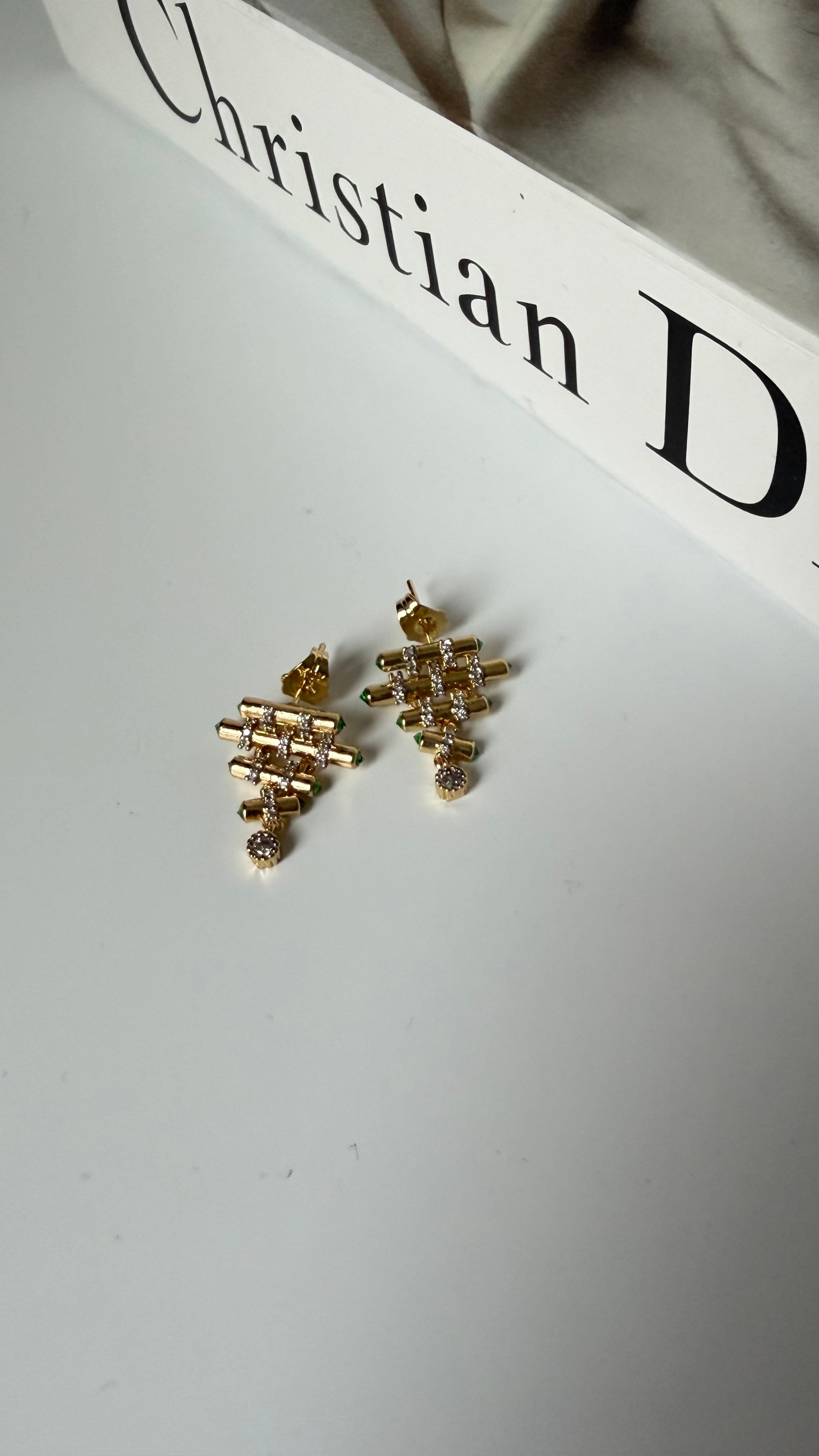 Gold Renk Yeşil Taş Detaylı Küpe