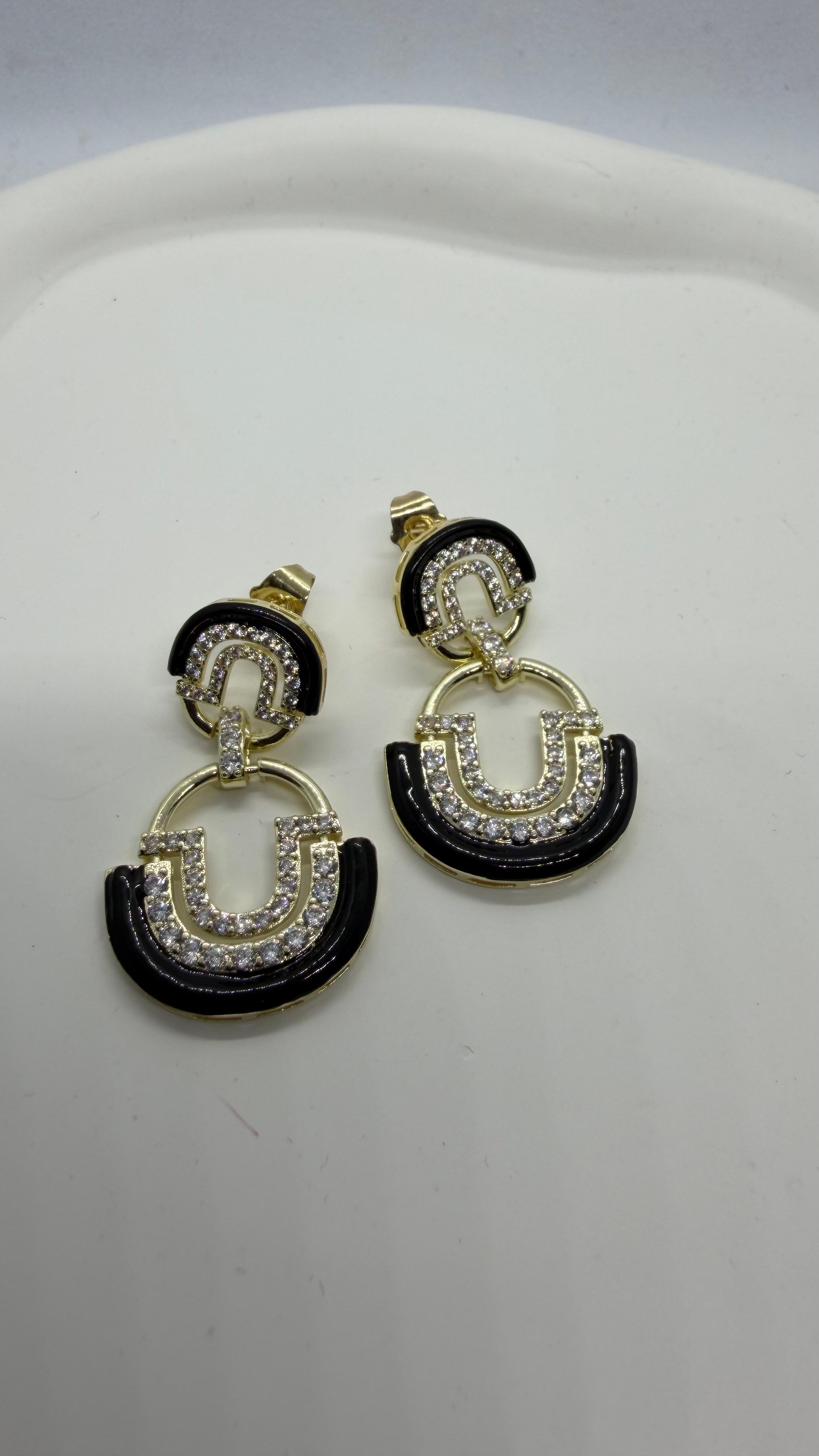 Gold Siyah taşlı Sallantılı Küpe