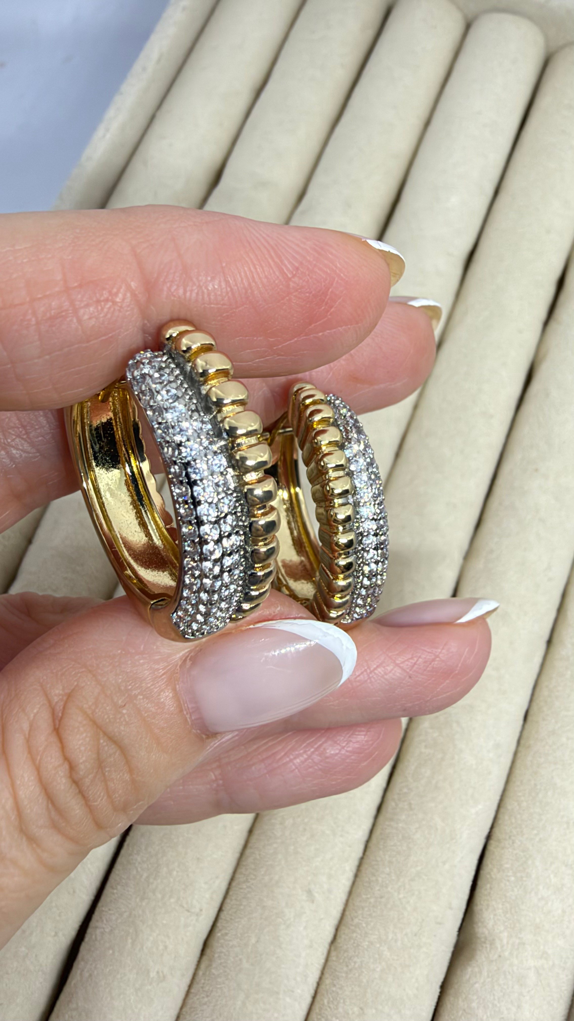 Gold Taşlı Halka Küpe
