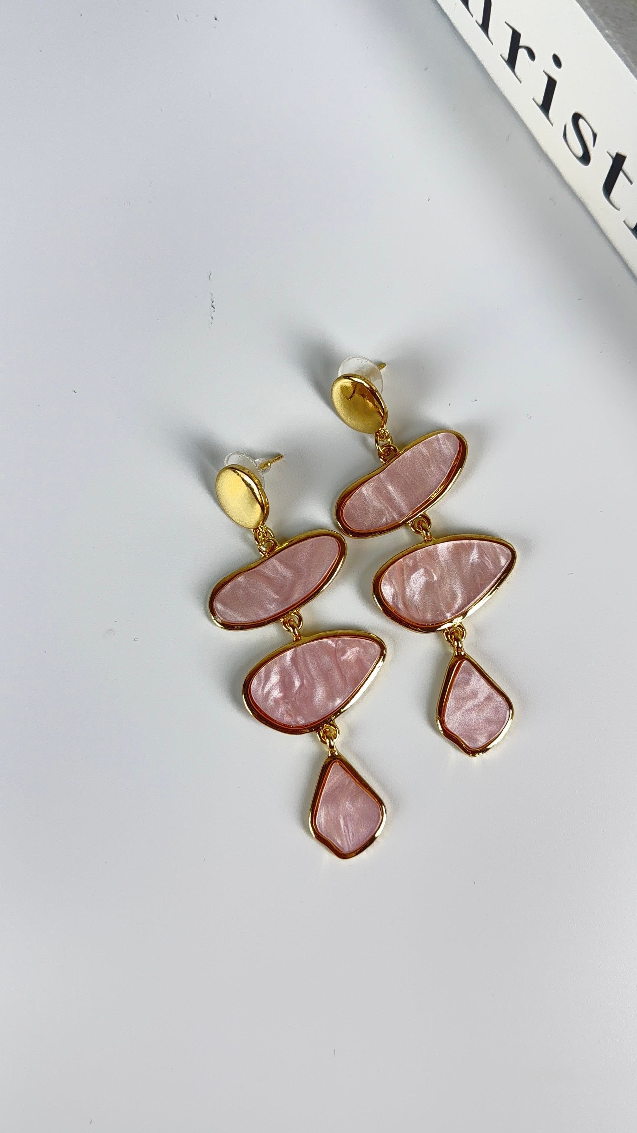 Gold Üzeri Pembe Renk Mineli Sallantılı Küpe