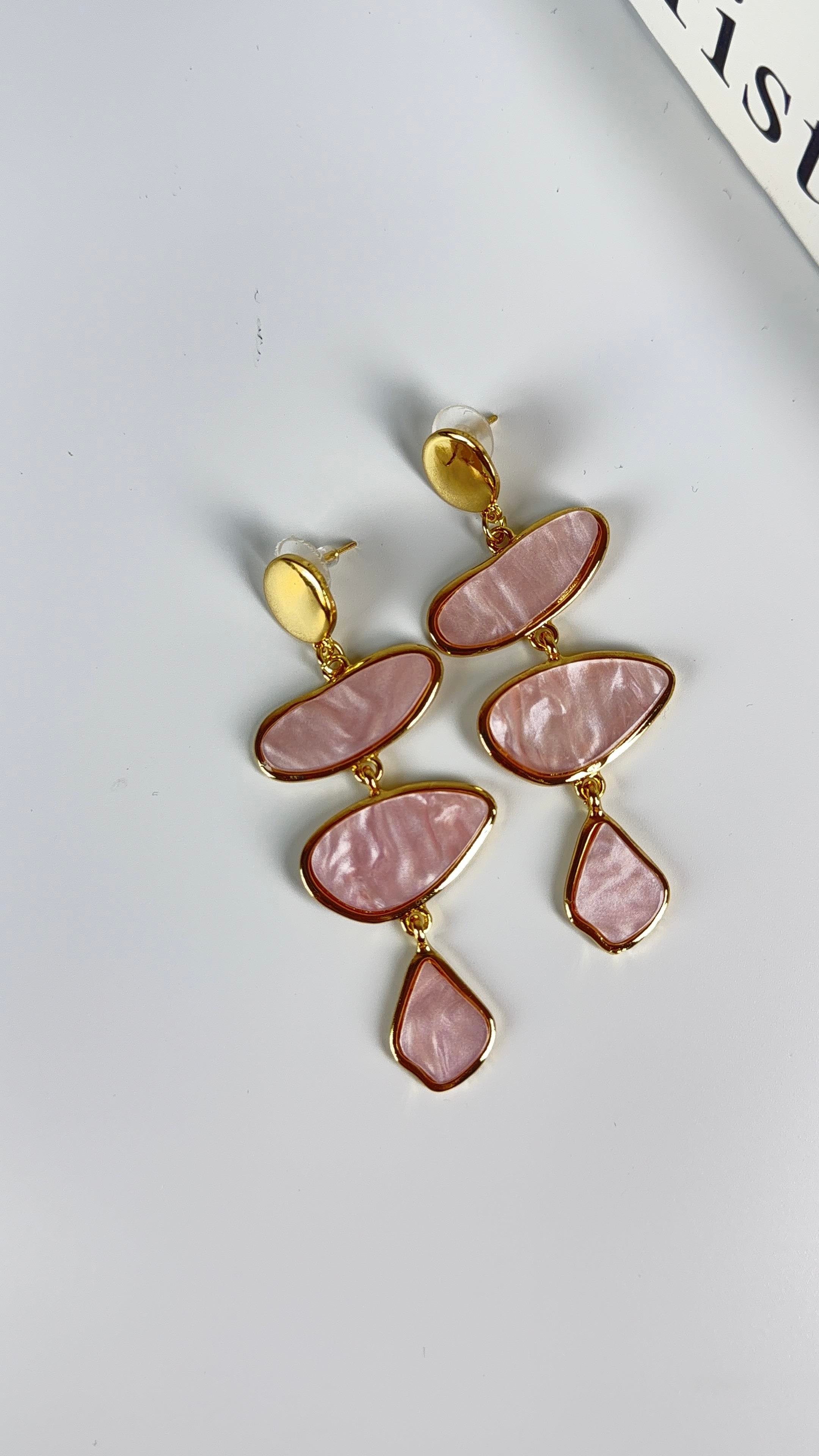 Gold Üzeri Pembe Renk Mineli Sallantılı Küpe