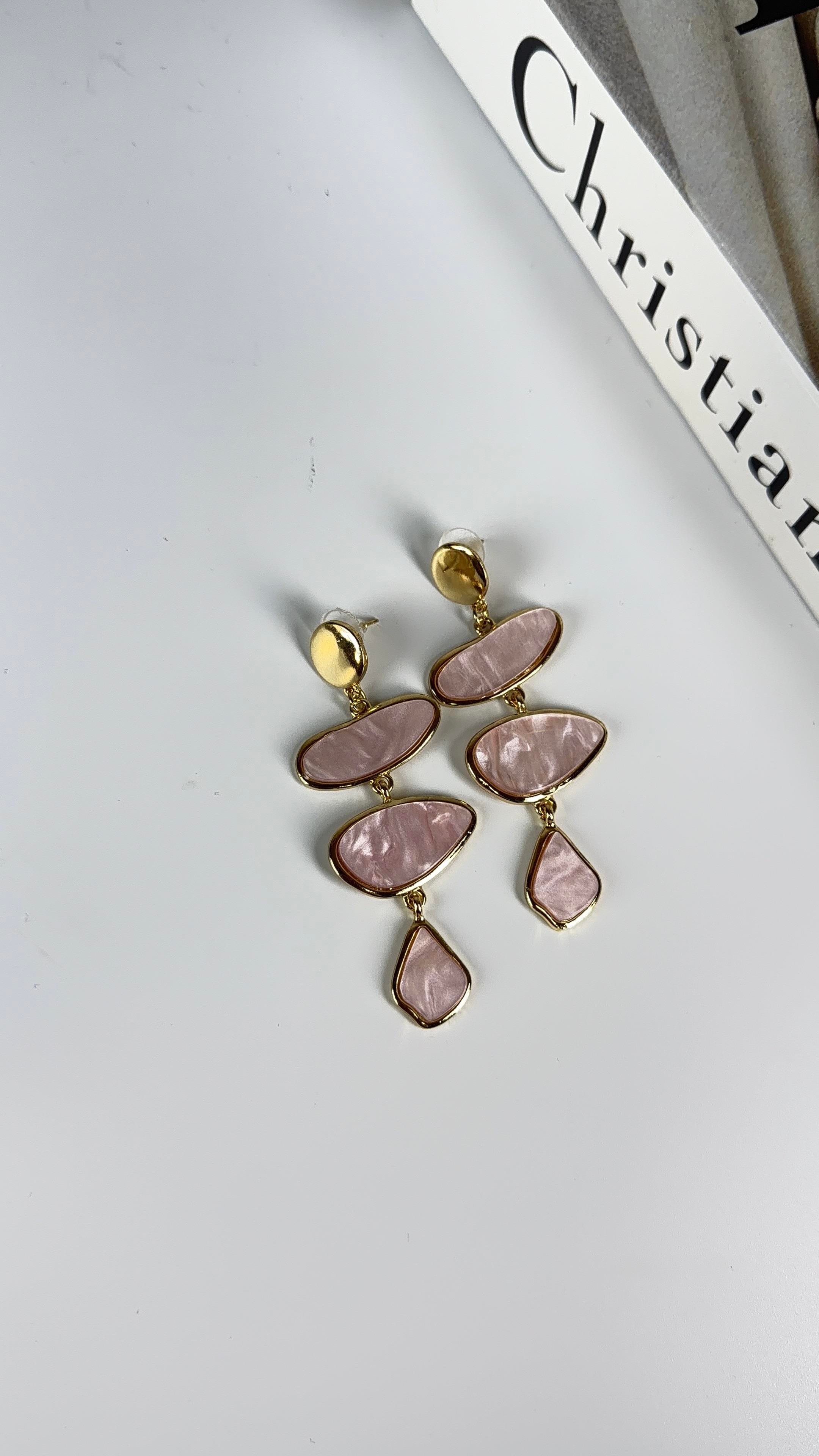 Gold Üzeri Pembe Renk Mineli Sallantılı Küpe