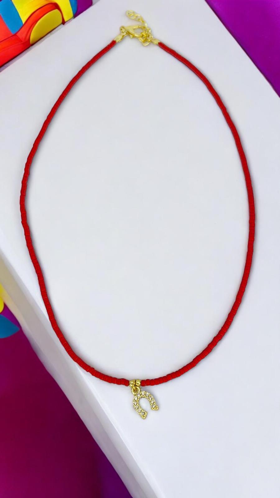 İnce Kum Boncuklu Nal Detaylı Kolye