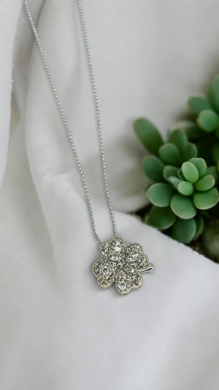 İnce Nokta Zincirli Yonca Kolye