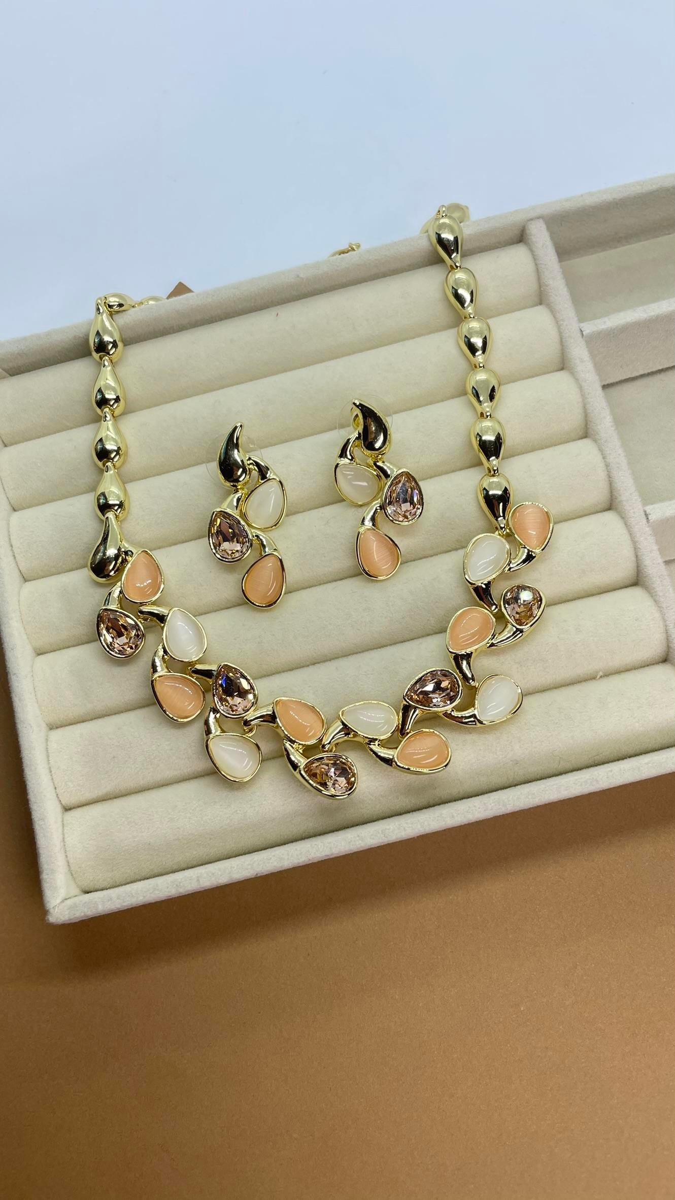 Premium Seri Damla Bej Renk Taşlı Kolye