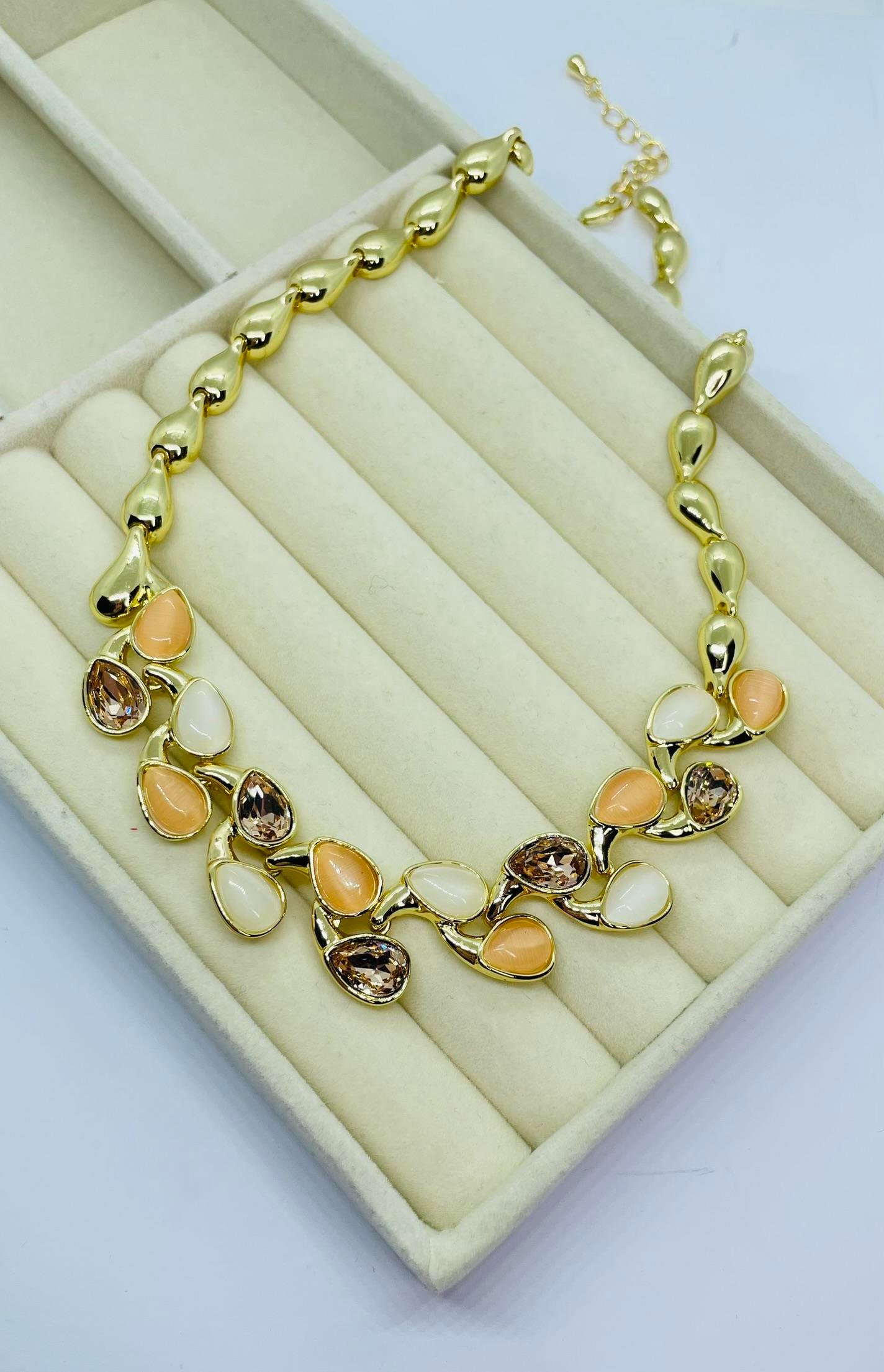 Premium Seri Damla Bej Renk Taşlı Kolye