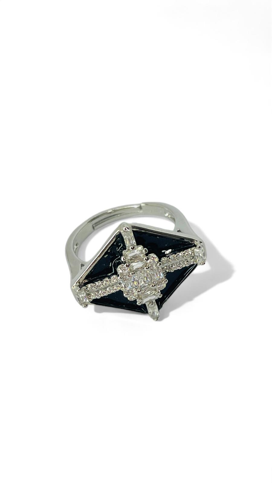 Siyah Mineli Üçgen Taşlı Ayarlanabilir Yüzük