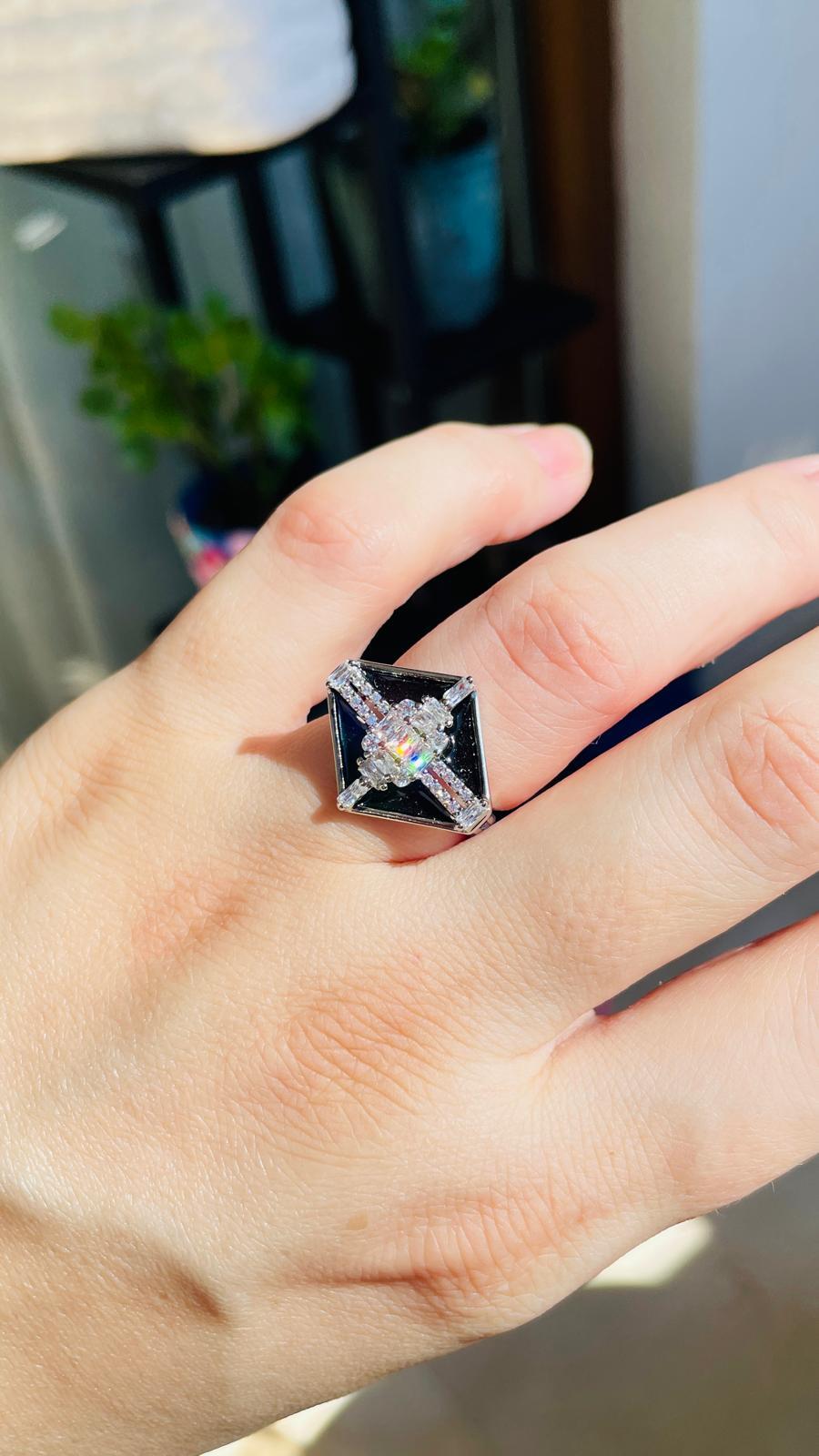 Siyah Mineli Üçgen Taşlı Ayarlanabilir Yüzük