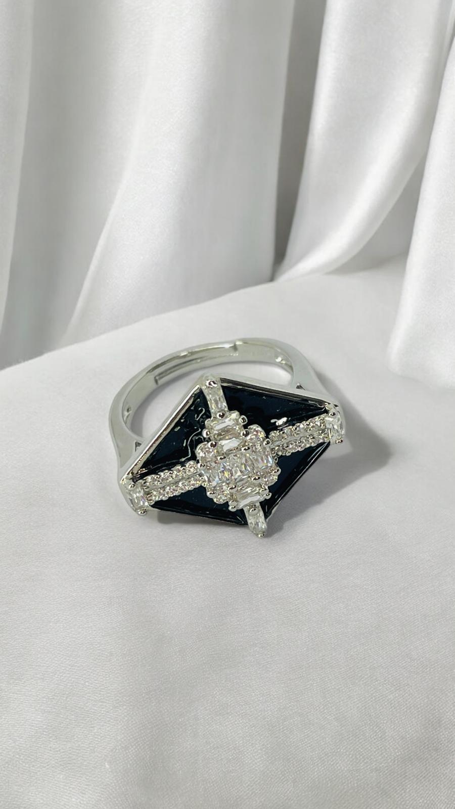 Siyah Mineli Üçgen Taşlı Ayarlanabilir Yüzük