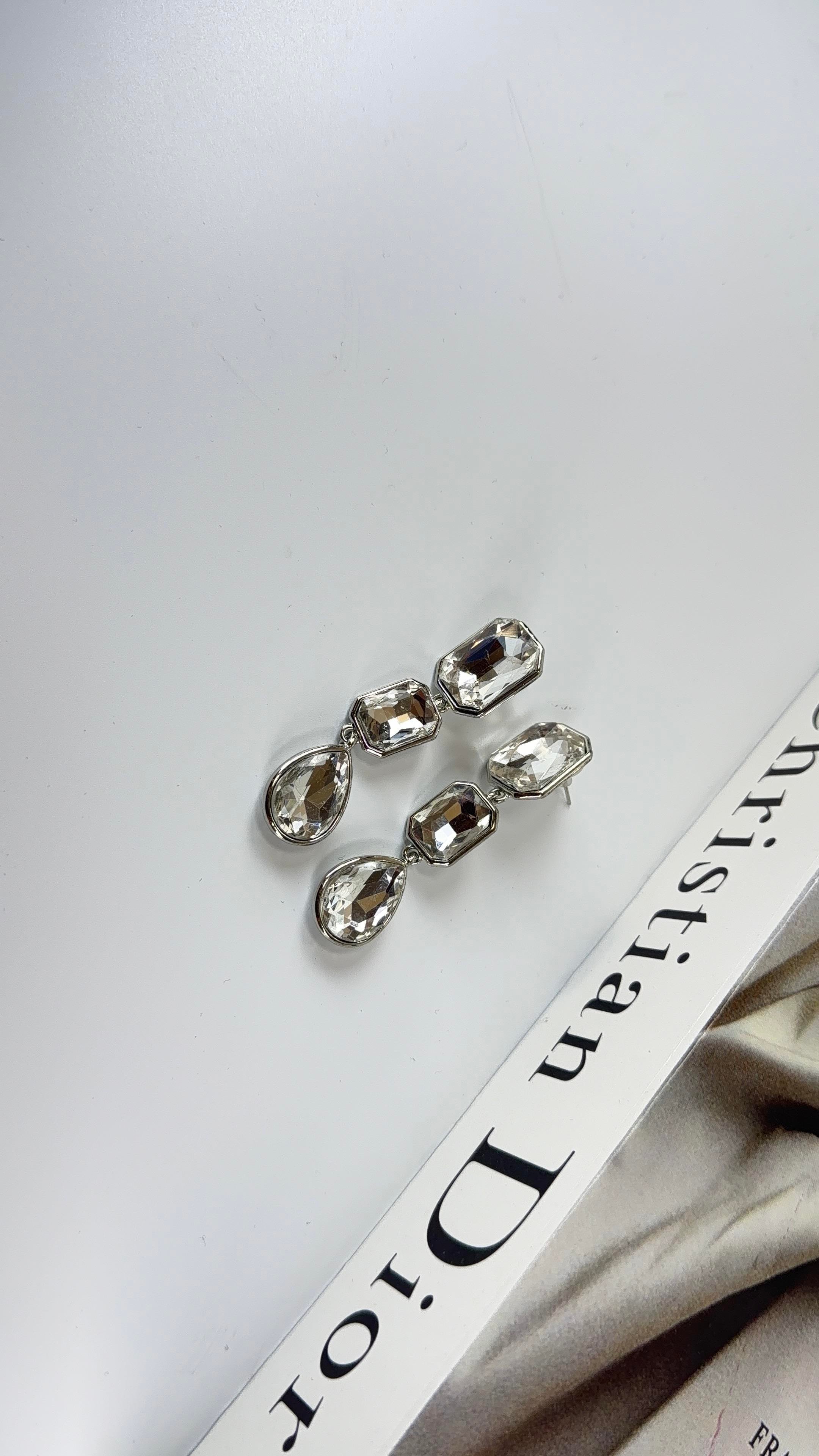 Taşlı Büyük Boy Silver Renk Küpe