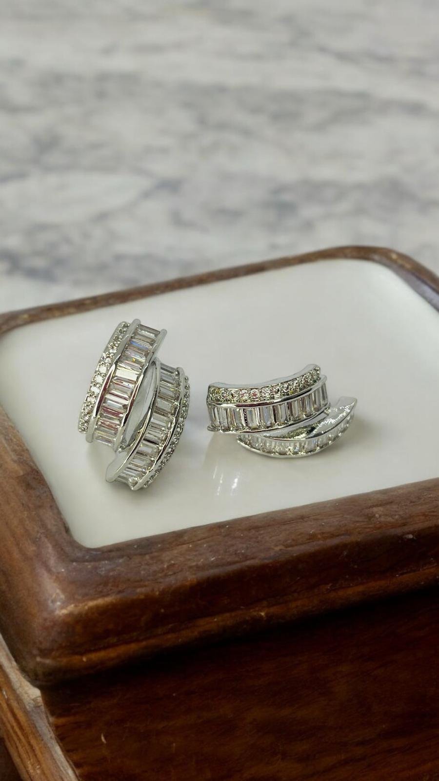 Yarım Ay Taşlı Küpe