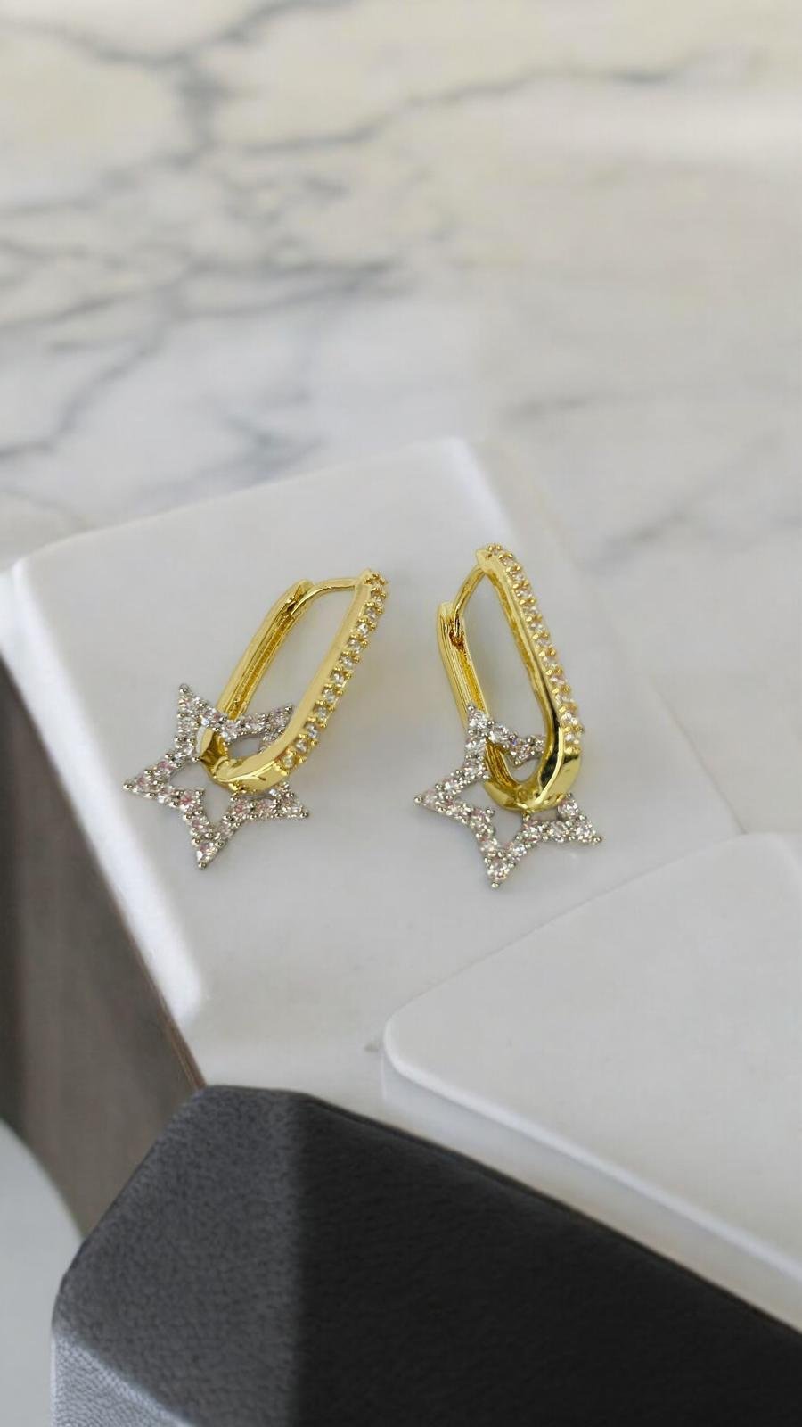 Yıldız Uçlu Oval Küpe