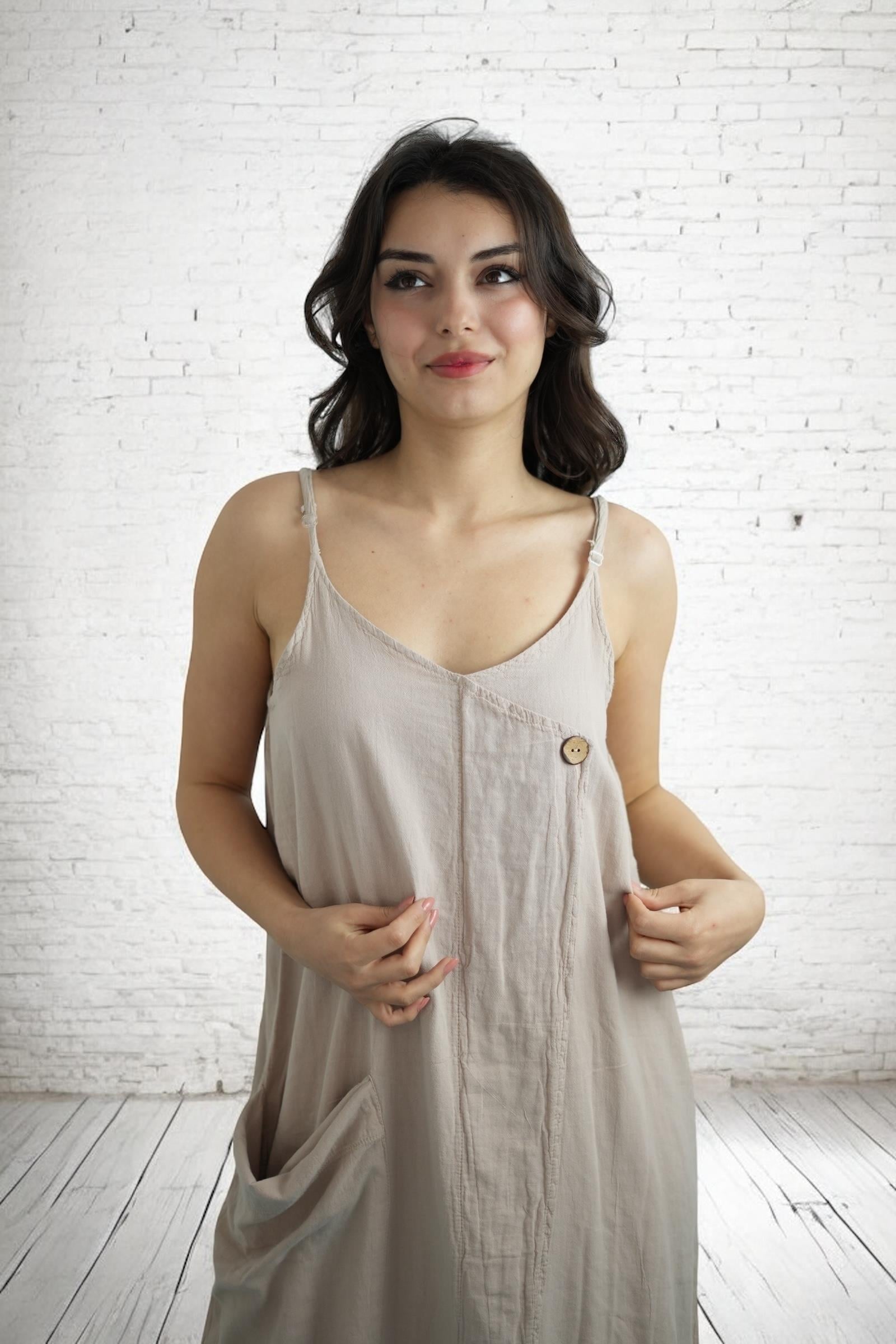 Bej Düğme Detaylı Elbise