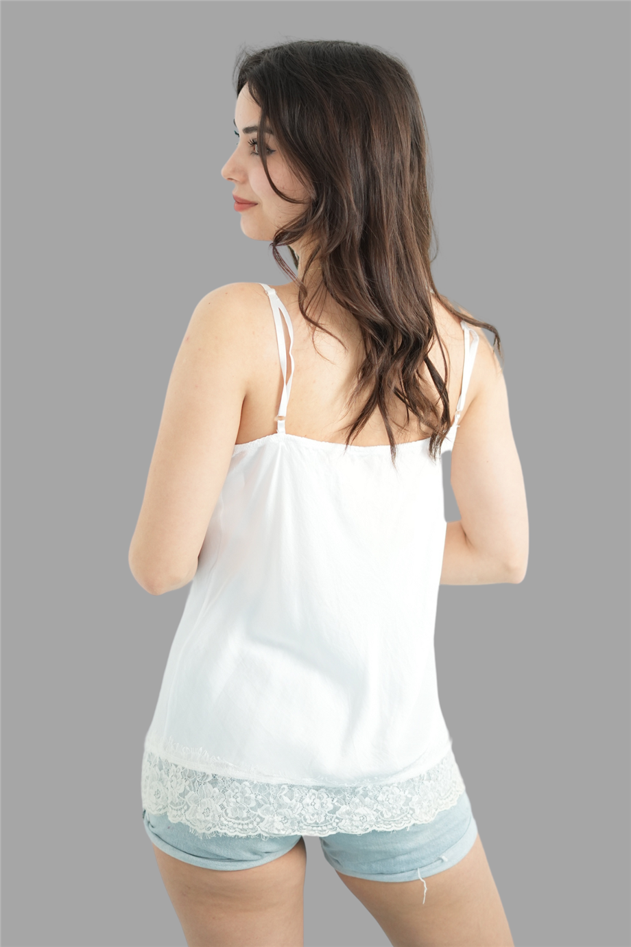 Beyaz Askılı Dantel Detaylı İpek Bluz