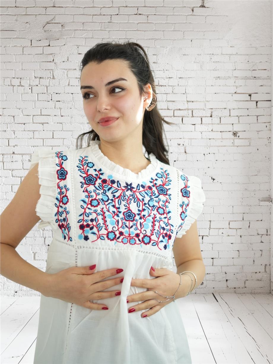 Beyaz Çiçek Nakışlı Kısa Kollu Bluz