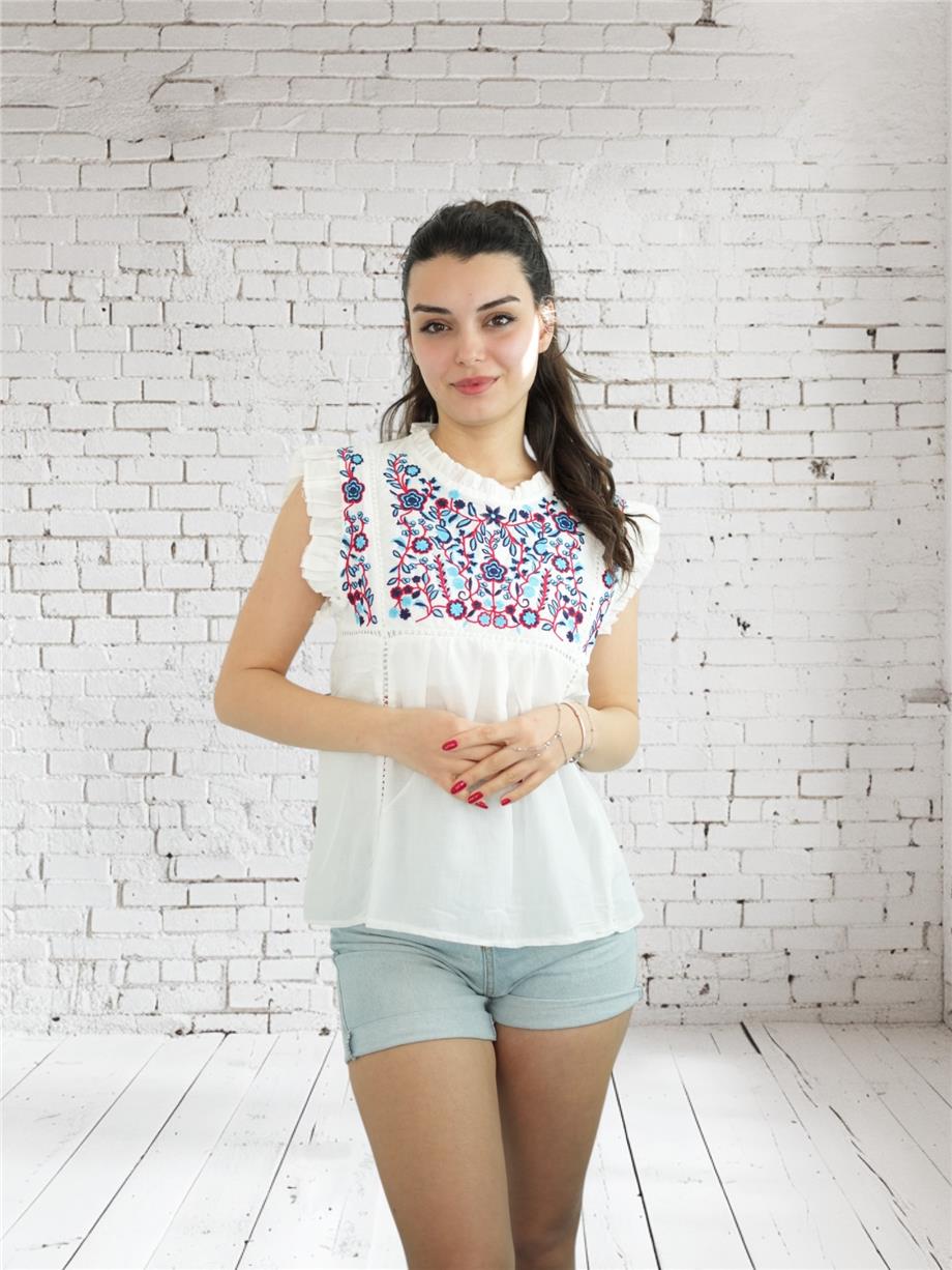 Beyaz Çiçek Nakışlı Kısa Kollu Bluz