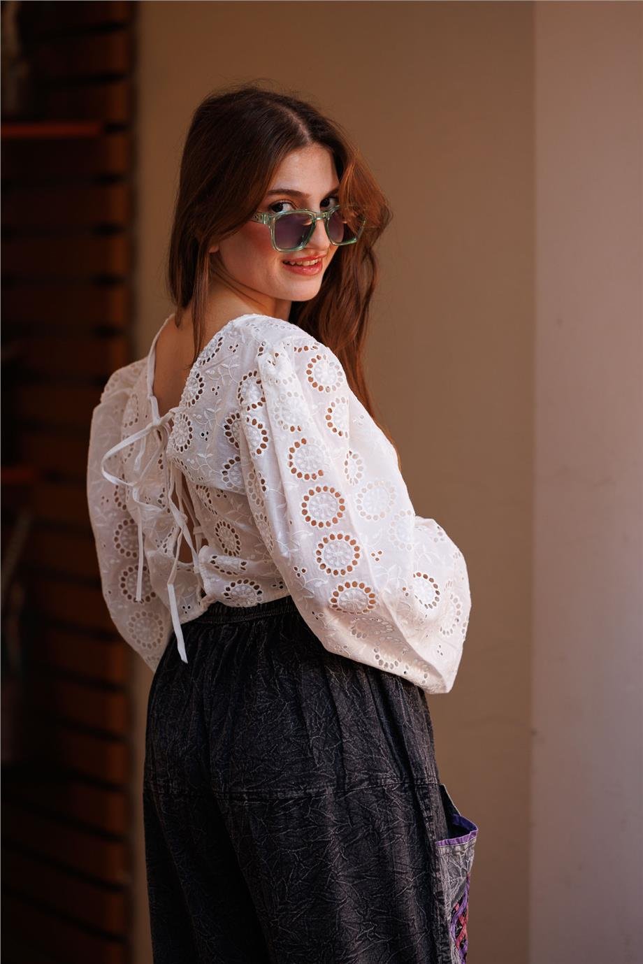 Beyaz Renk Brodeli Sırt Bağlama Detaylı Bluz