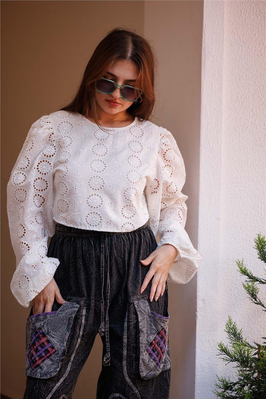 Beyaz Renk Brodeli Sırt Bağlama Detaylı Bluz