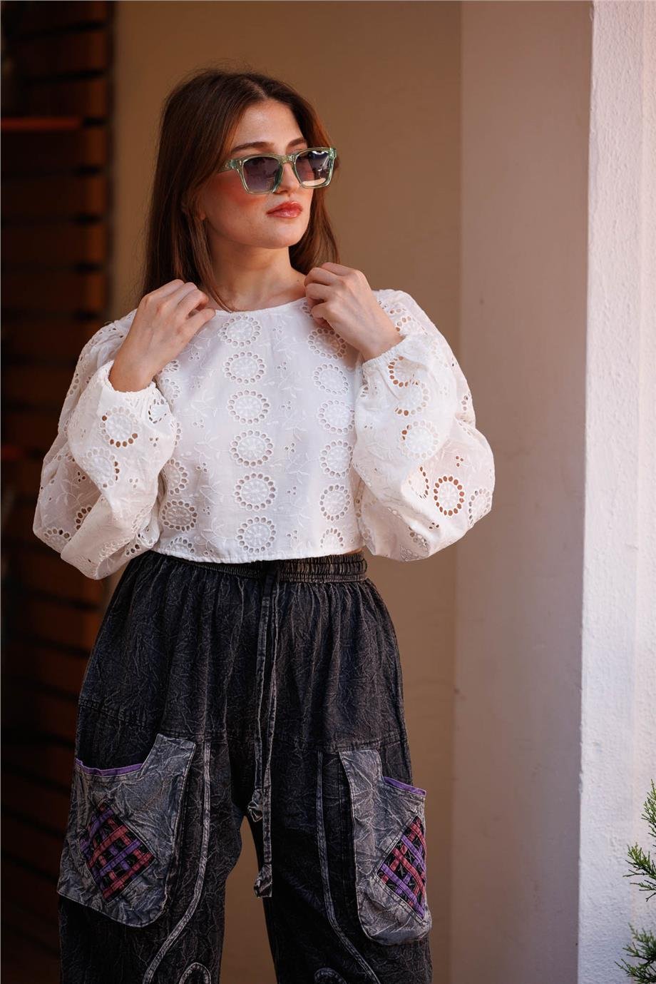 Beyaz Renk Brodeli Sırt Bağlama Detaylı Bluz
