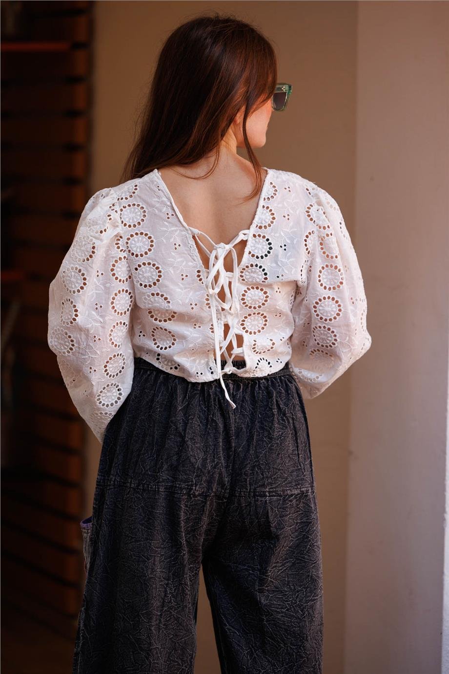 Beyaz Renk Brodeli Sırt Bağlama Detaylı Bluz