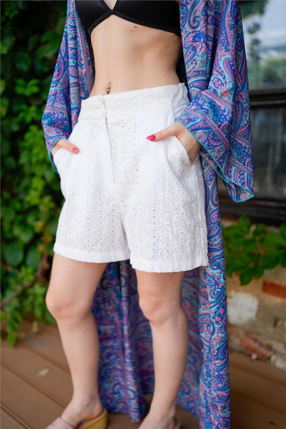 Beyaz Renk Brodeli Şort