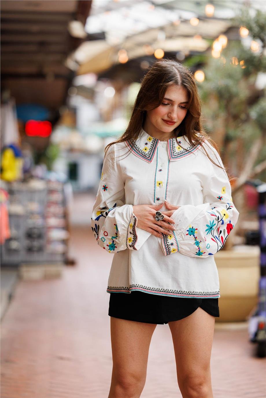 Beyaz Renk Çiçek Nakışlı Bluz