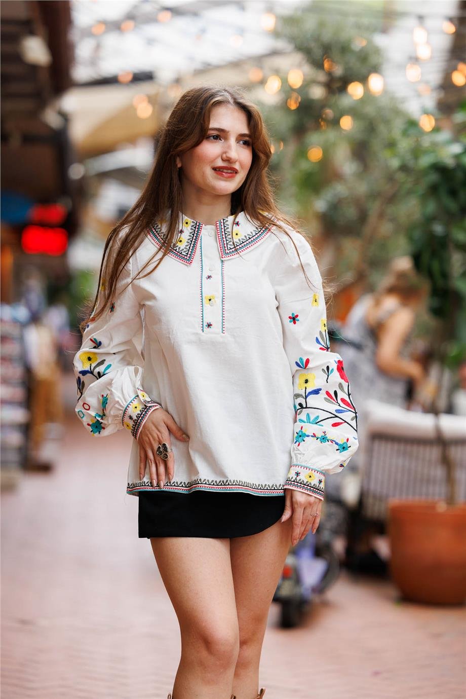 Beyaz Renk Çiçek Nakışlı Bluz